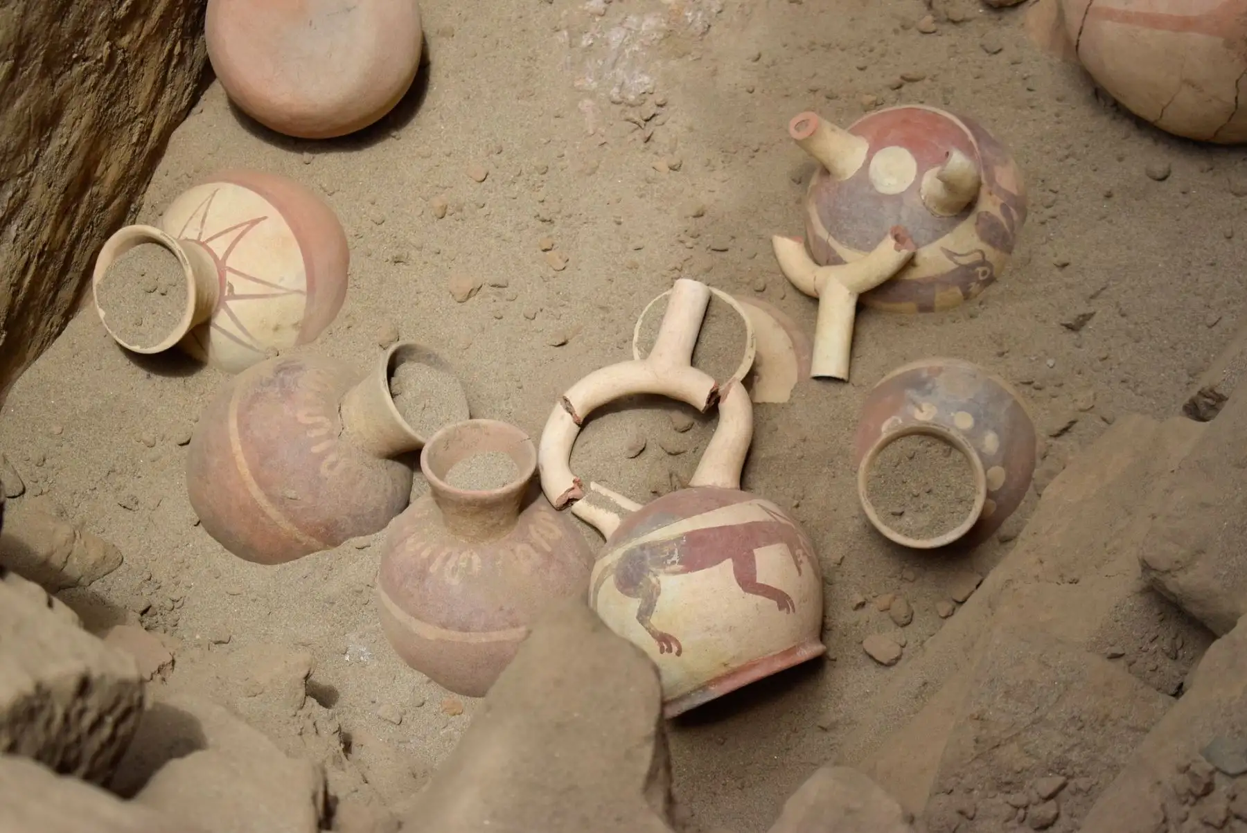 Se trataría de una mujer que habría muerto entre 30 y 35 años de edad, y tras su deceso fue enterrada con varias ofrendas, entre ellas, 24 vasijas o cerámica decorados con figuras de animales y figuras geométricas, piezas de metal (cobre) en las manos y también restos humanos.
Foto: ANDINA/Luis Puell