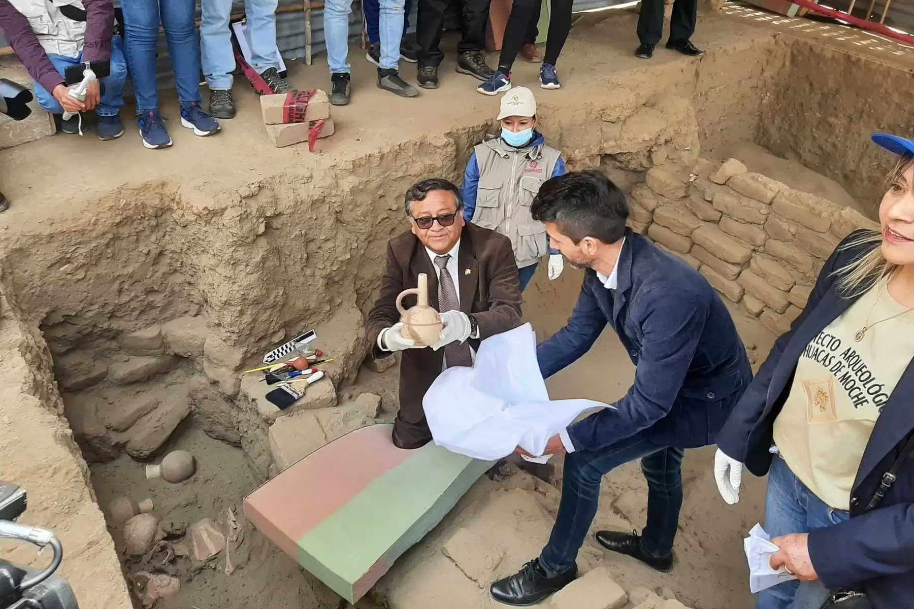 Investigadores hallaron una tumba que pertenecería a la élite moche, que data de 600 años después de Cristo, a más de un metro de profundidad de la plataforma Uhle, junto al patio de las serpientes, en el sitio arqueológico huaca de la Luna, ubicado en la provincia de Trujillo, región La Libertad.
Foto: ANDINA/Luis Puell