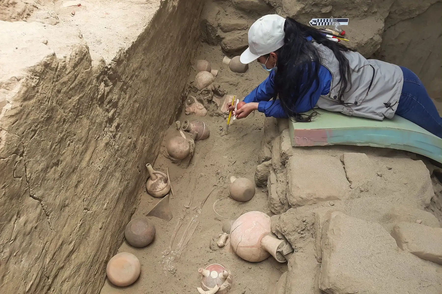 Investigadores hallaron una tumba que pertenecería a la élite moche, que data de 600 años después de Cristo, a más de un metro de profundidad de la plataforma Uhle, junto al patio de las serpientes, en el sitio arqueológico huaca de la Luna, ubicado en la provincia de Trujillo, región La Libertad.
Foto: ANDINA/Luis Puell