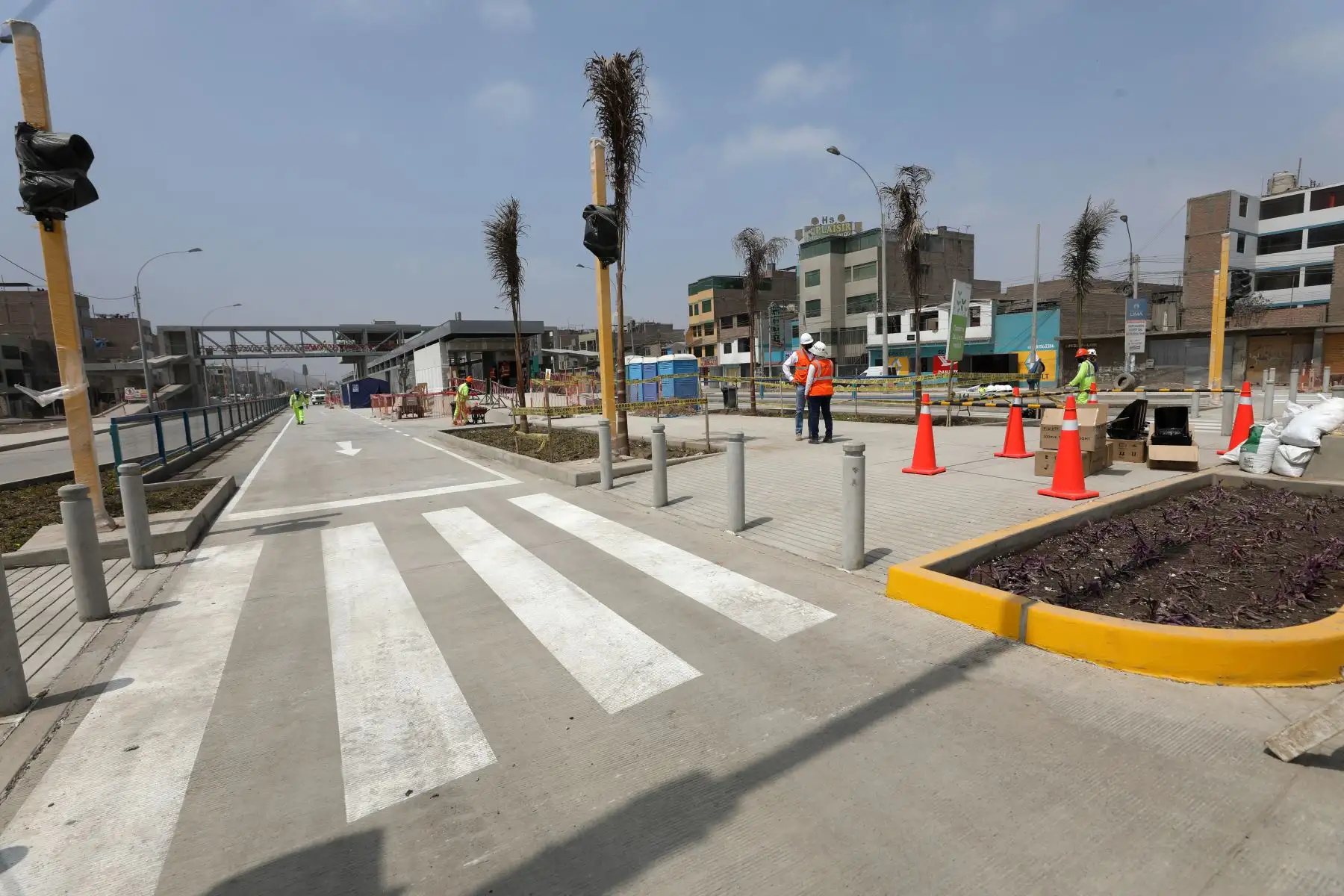 El recorrido del burgomaestre inició en la ampliación del tramo norte del Metropolitano, a cargo de Emape, que comprende la construcción de un corredor exclusivo de 10.2 km, 18 estaciones (17 intermedias y una terminal), un patio taller para 120 buses, el sembrado de árboles y más de 182 mil m2 de áreas verdes.
Foto: ANDINA/MML