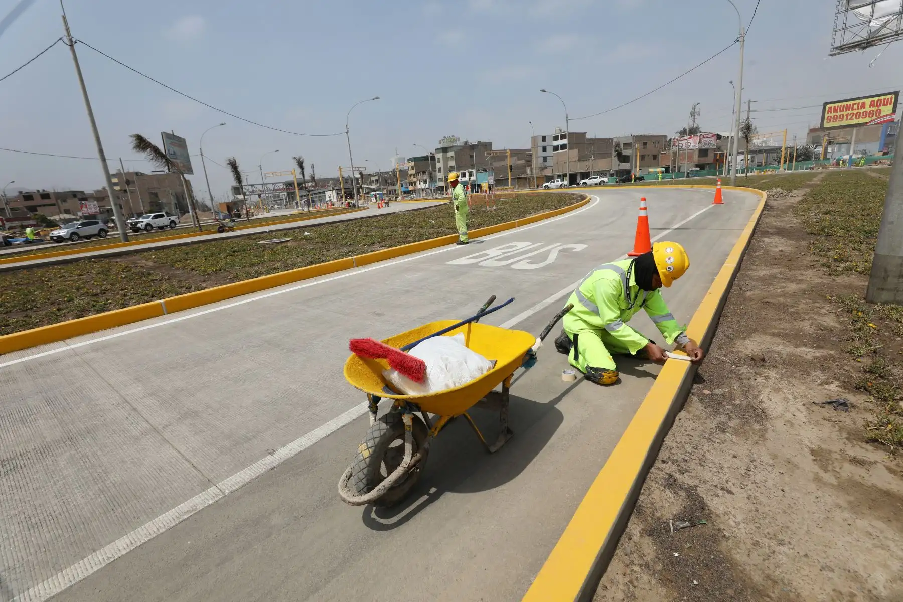 El recorrido del burgomaestre inició en la ampliación del tramo norte del Metropolitano, a cargo de Emape, que comprende la construcción de un corredor exclusivo de 10.2 km, 18 estaciones (17 intermedias y una terminal), un patio taller para 120 buses, el sembrado de árboles y más de 182 mil m2 de áreas verdes.
Foto: ANDINA/MML