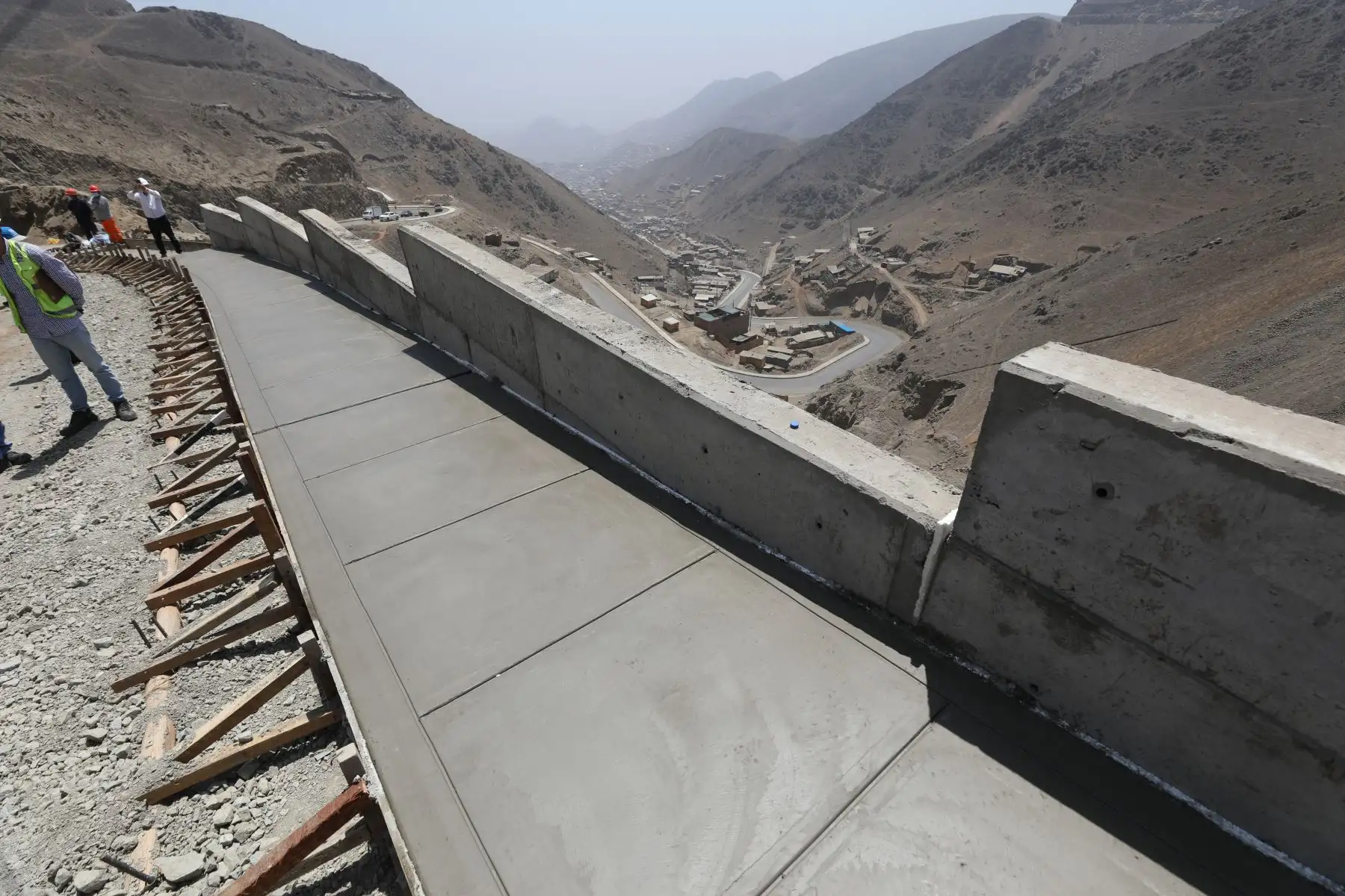 La obra, que cuenta con un 90% de avance, también contempla la repotenciación de una planta de tratamiento de aguas residuales en Carabayllo, el mantenimiento de pistas, más iluminación, cámaras de vigilancia, semaforización, señalización e implementación de riego tecnificado.
Foto: ANDINA/MML