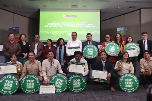 Ministro de Comercio Exterior y Turismo, Roberto Sánchez, con los representantes de los destinos turísticos que ingresaron al TOP 100 de los Green Destinations Story Awards. Foto: Cortesía.