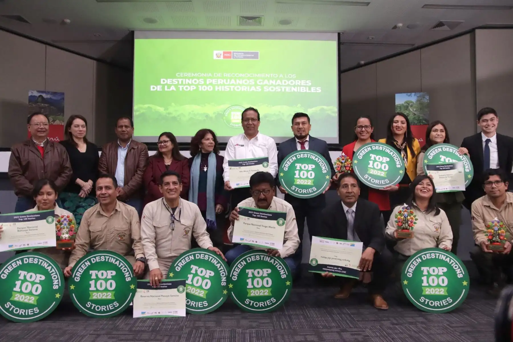 Ministro de Comercio Exterior y Turismo, Roberto Sánchez, con los representantes de los destinos turísticos que ingresaron al TOP 100 de los Green Destinations Story Awards. Foto: Cortesía.