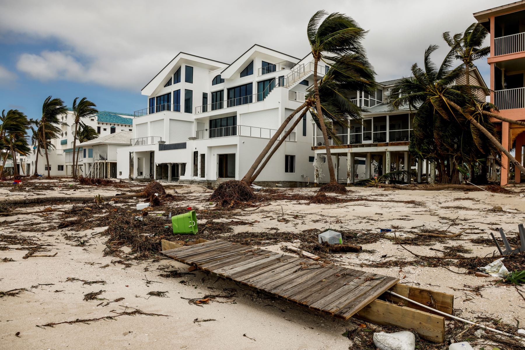 Daños a la propiedad en viviendas a raíz del huracán Ian en Bonita Shores, Florida, Estados Unidos, el 29 de septiembre de 2022. Foto: EFE
