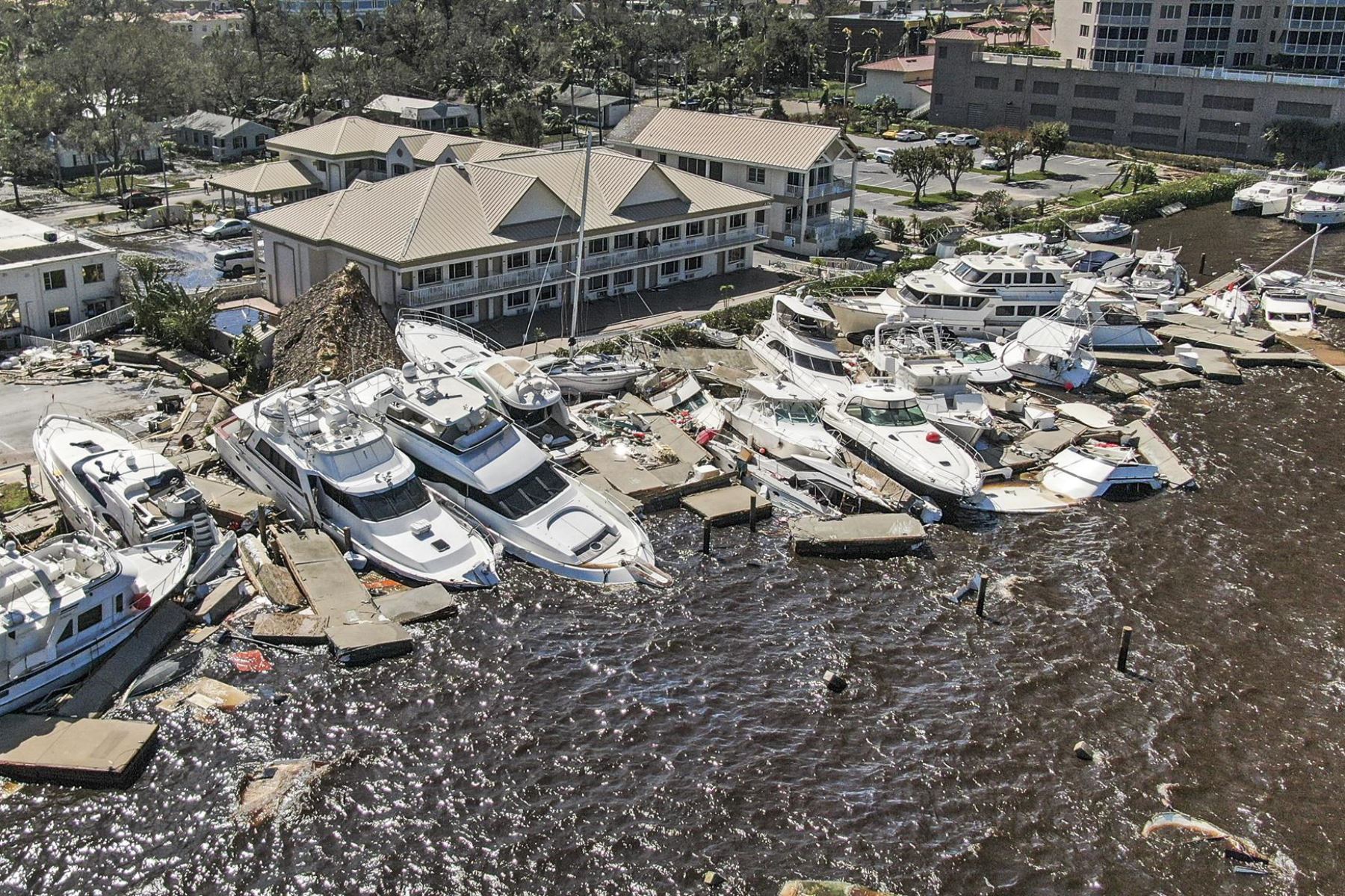Una fotografía aérea realizada con un dron muestra los daños tras el paso del huracán Ian en Fort Myers, Florida, EE.UU., el 29 de septiembre de 2022. 
Foto: ANDINA/EFE