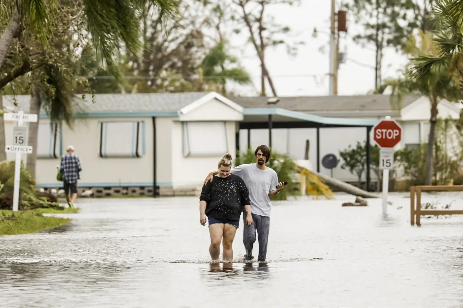 La gente camina por un vecindario inundado tras el paso del huracán Ian en Fort Myers, Florida, EE. Costa este de Florida.
Foto: ANDINA/EFE