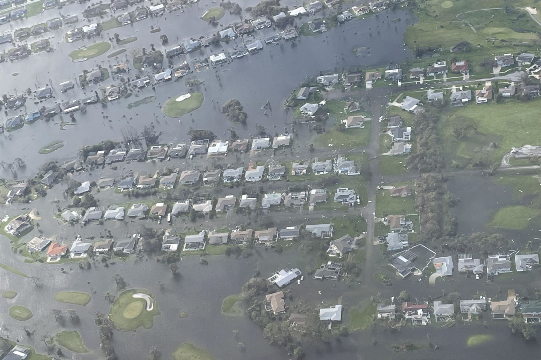 Una imagen aérea puesta a disposición por la Guardia Costera de EE. UU. muestra vistas del área de Fort Myers tras el paso del huracán Ian en Fort Myers, Florida, EE. UU., el 29 de septiembre de 2022.
Foto: ANDINA/EFE