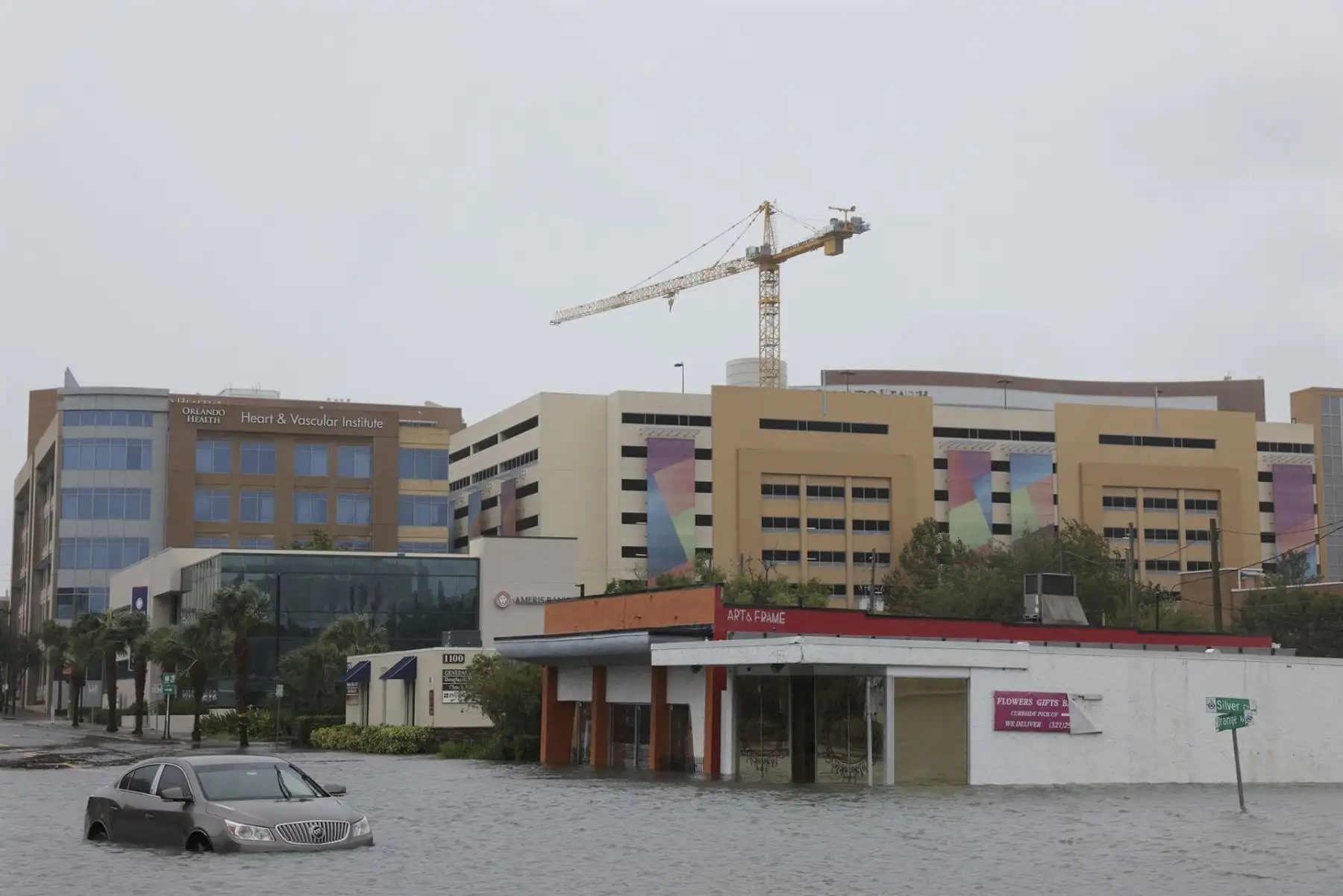 Un automóvil está sumergido en las aguas de la inundación tras el paso del huracán Ian en Orlando, Florida, EE. Costa de Florida.
Foto: ANDINA/EFE