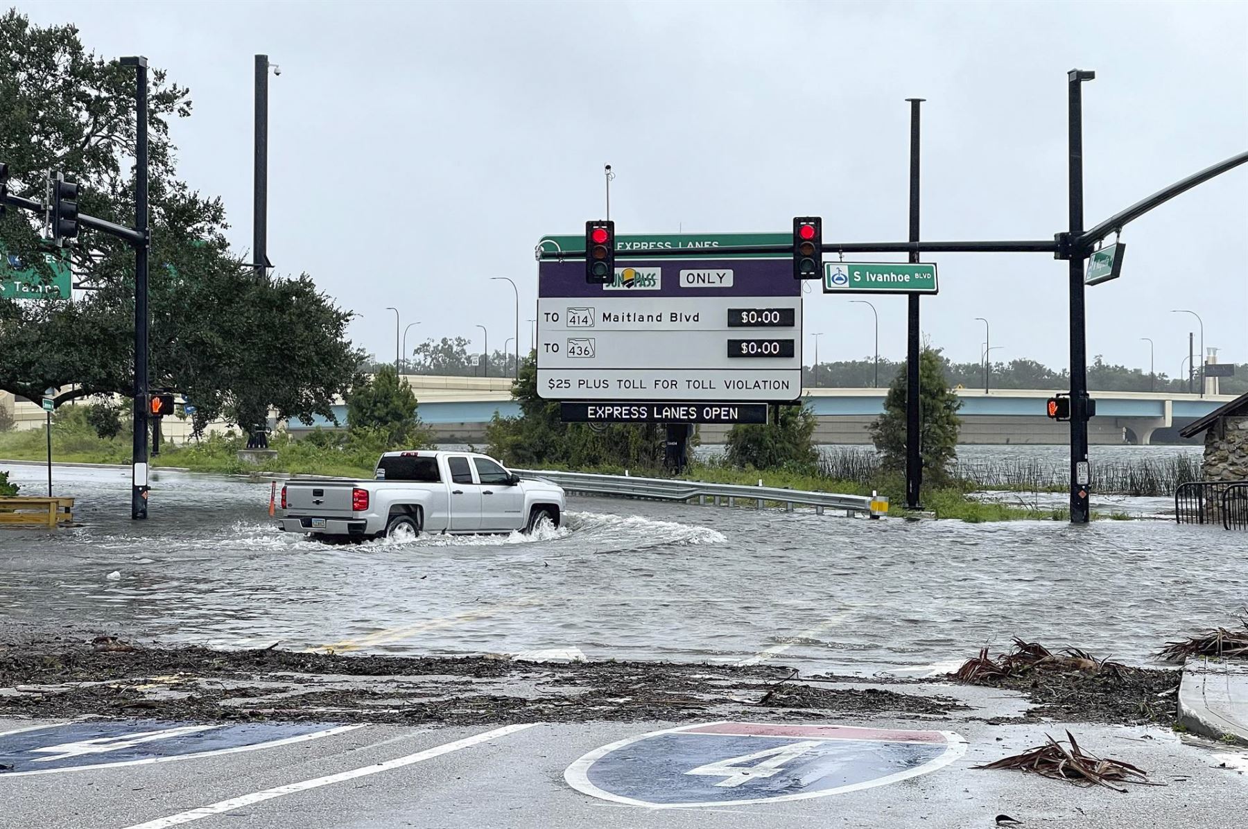 Un camión conduce a través de una rampa de carretera inundada después del huracán Ian, en Orlando, Florida, EE. UU., el 29 de septiembre de 2022.
Foto: ANDINA/EFE