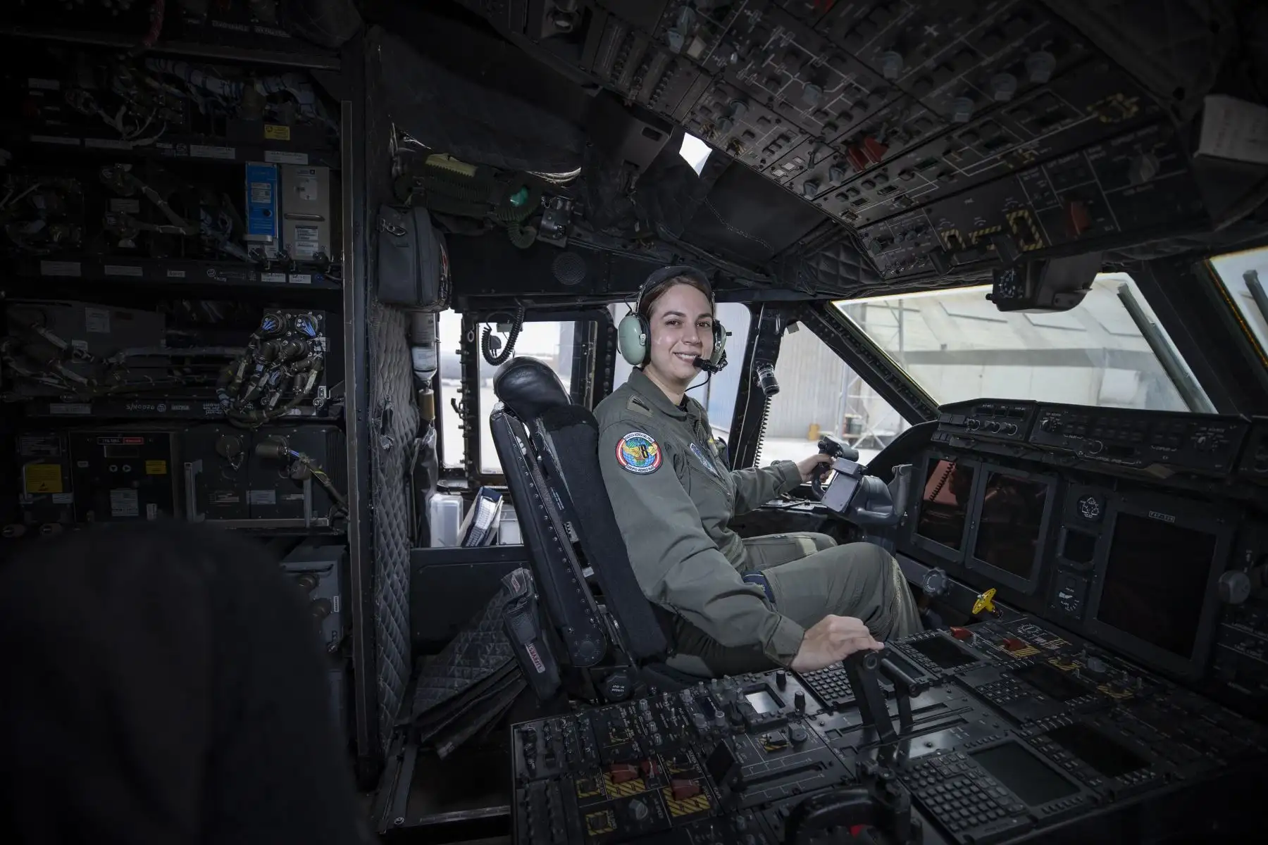 La nave C-27 J Spartan, se utiliza para evacuaciones aeromédicas que llevan hasta 36 pacientes; también en misiones de búsqueda y rescate; transporte de pasajeros, carga y lanzamiento de paracaidistas. Una de las principales características de este vehículo aéreo es que puede ingresar a zonas de difícil acceso donde muchas veces no existen pistas de aterrizaje o suficiente luz. Foto: ANDINA/Andrés Valle