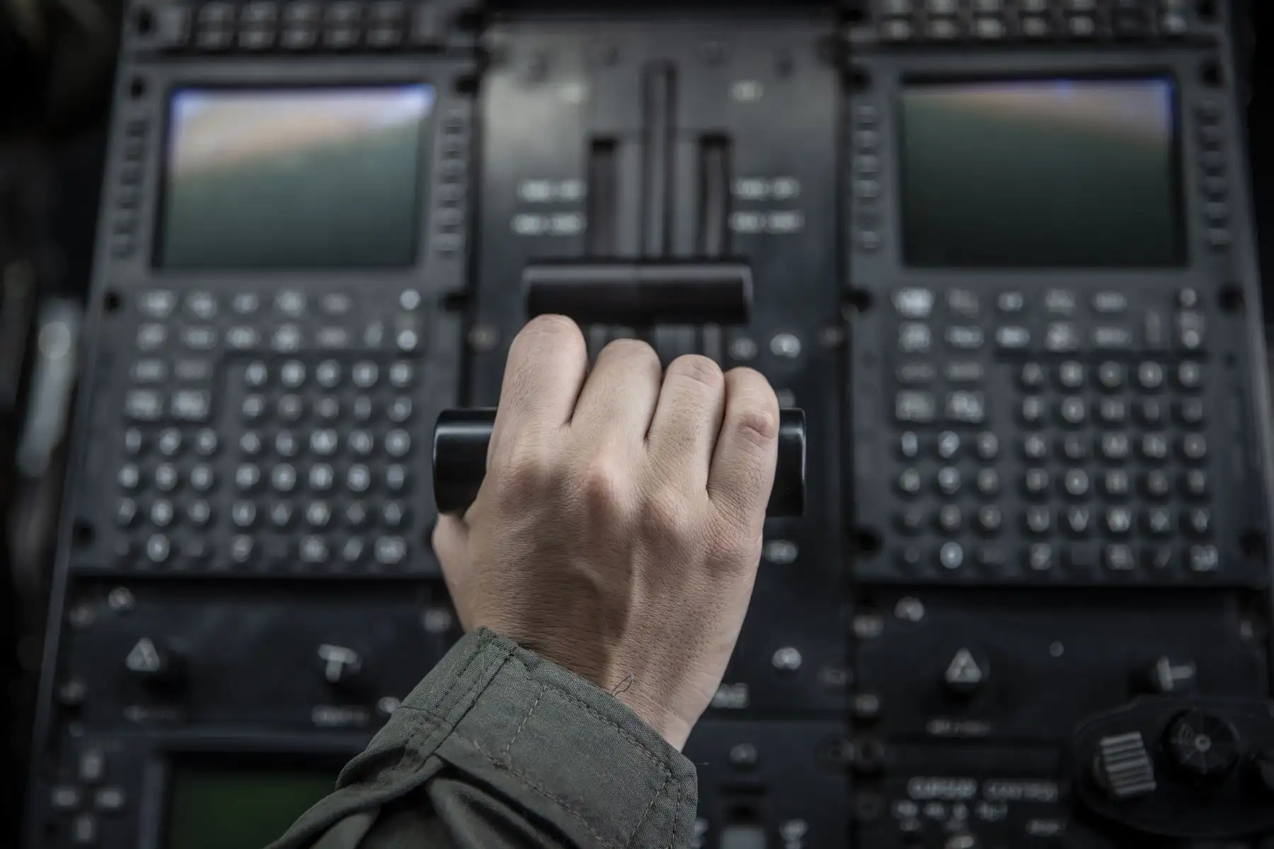 Las horas de entrenamiento y la constancia por dar lo mejor de ella hicieron que se convirtiera en la primera oficial mujer en pilotar este moderno avión, algo que requiere de temple, nervios de acero, pero sobre todo mucha destreza. Foto: ANDINA/Andrés Valle