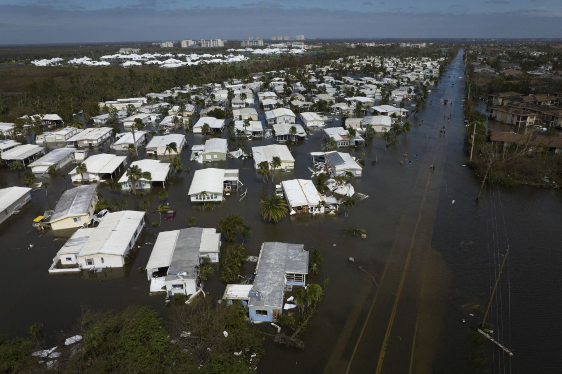 Una fotografía aérea muestra un vecindario inundado después del huracán Ian en Fort Myers. Foto: AFP
