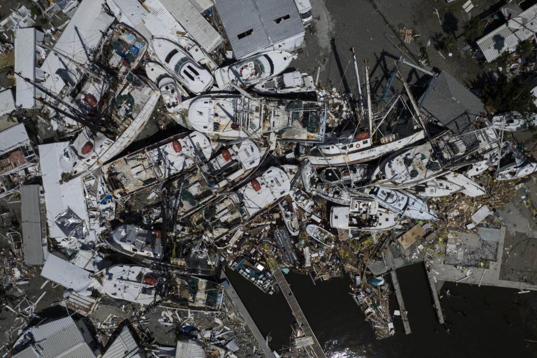 Una fotografía aérea muestra botes apilados después del huracán Ian en Fort Myers, Florida. Foto: AFP