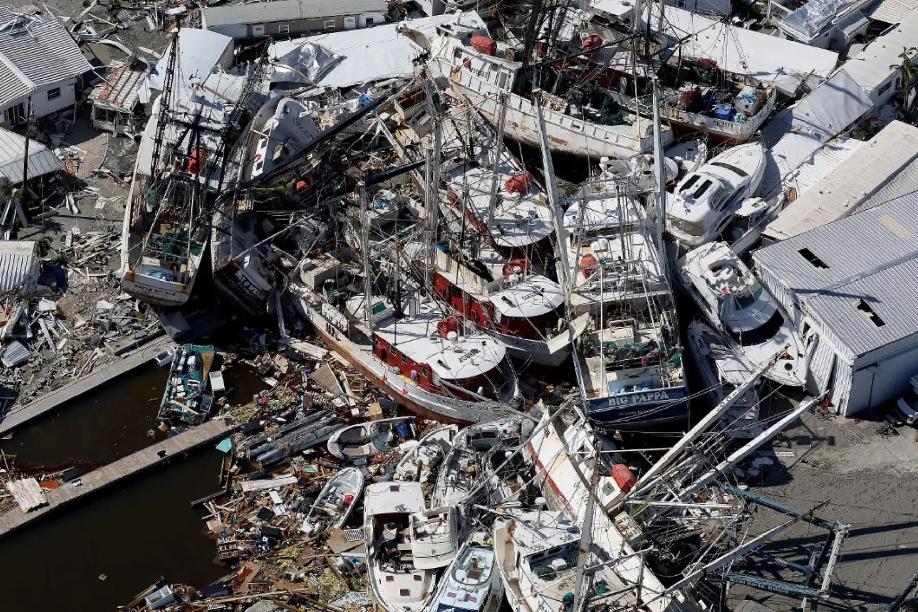 Una fotografía aérea muestra botes apilados después del huracán Ian en Fort Myers, Florida. Foto: AFP