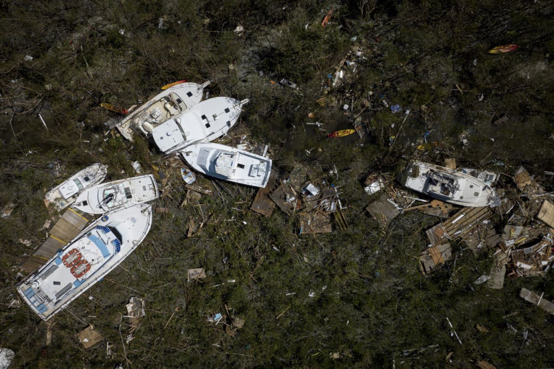Una fotografía aérea muestra botes apilados después del huracán Ian en Fort Myers, Florida. Foto: AFP
