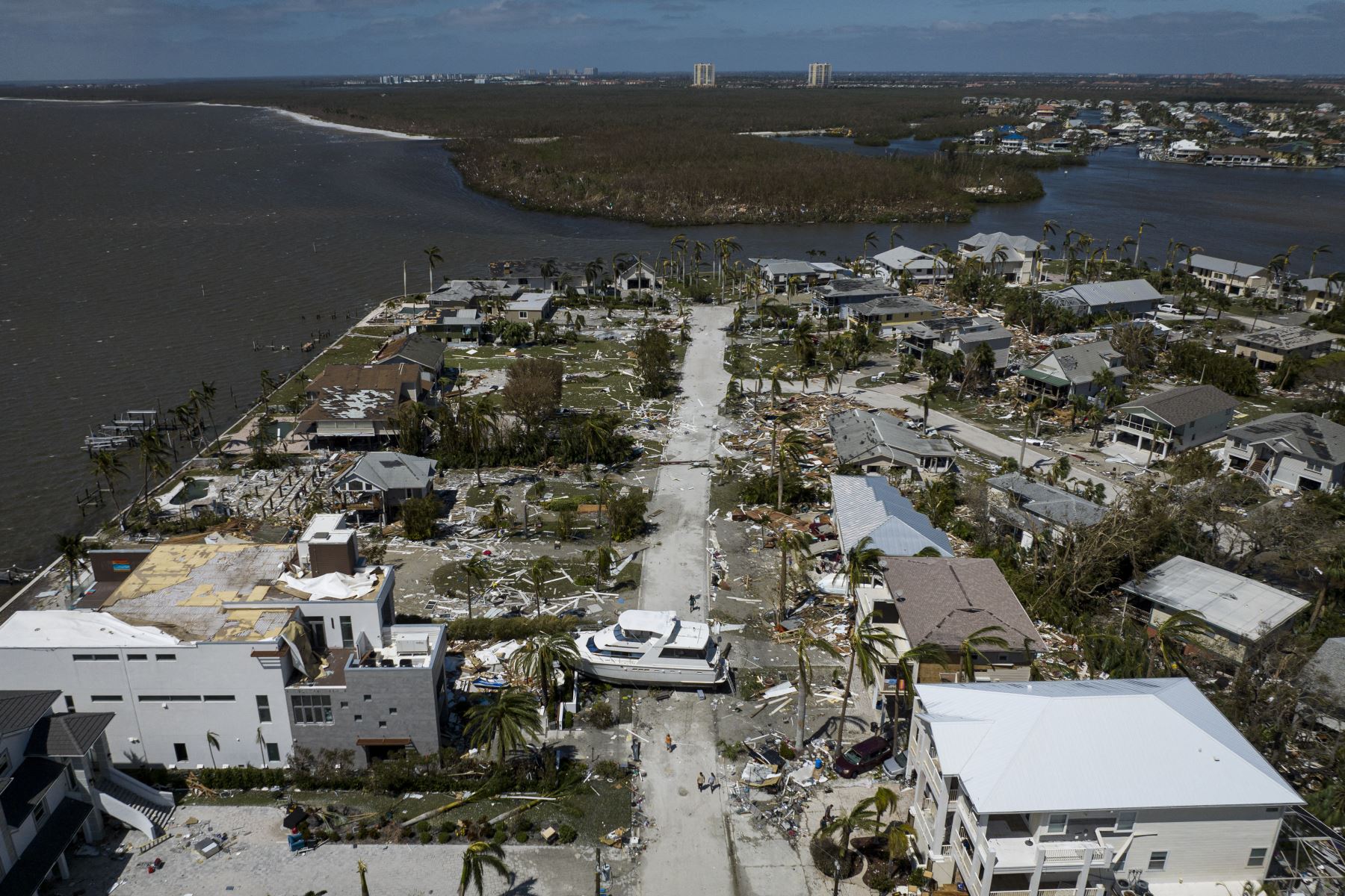El huracán Ian dejó gran parte de la costa suroeste de Florida en la oscuridad la madrugada del jueves, provocando inundaciones "catastróficas" que dejaron a los funcionarios preparando una gran respuesta de emergencia a una tormenta de rara intensidad. Foto: AFP