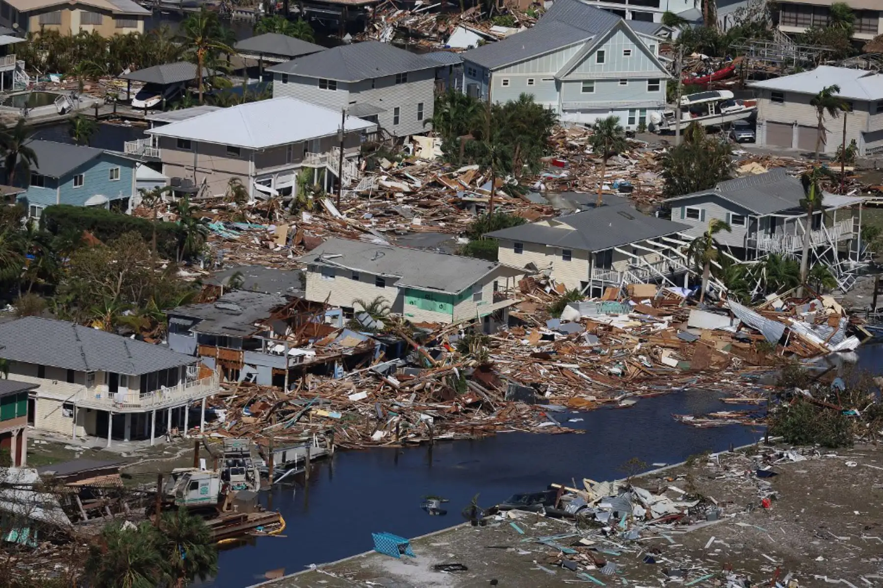 Vista aérea, de los edificios dañados cuando el huracán Ian pasó por Fort Myers Beach, Florida. Foto: AFP