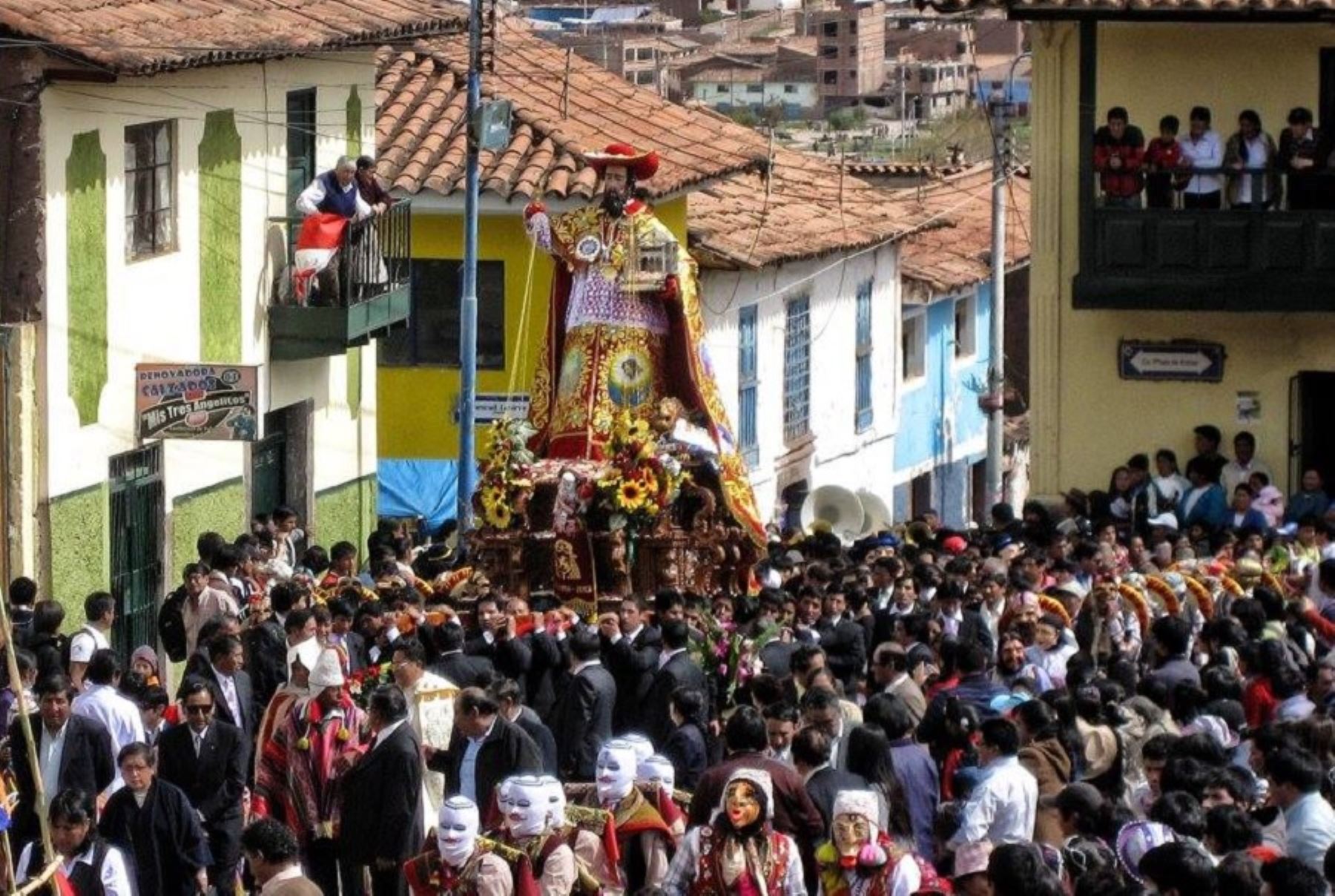 Cusco te espera en su mes turístico con un nutrido programa de actividades celebratorias, fascinantes atractivos y notables festividades.