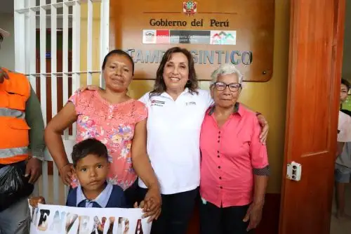 La ministra Dina Boluarte (Midis) inauguró un nuevo tambo en la región Loreto. Foto: Midis/difusión.