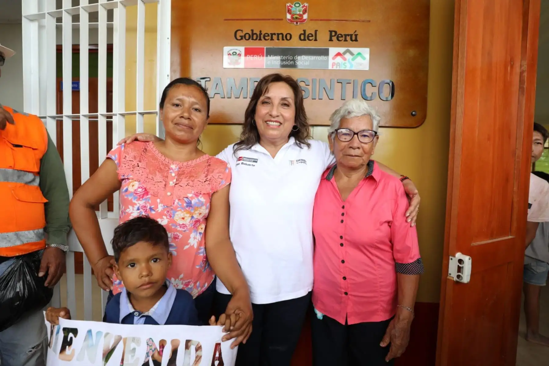 La ministra Dina Boluarte (Midis) inauguró un nuevo tambo en la región Loreto. Foto: Midis/difusión.