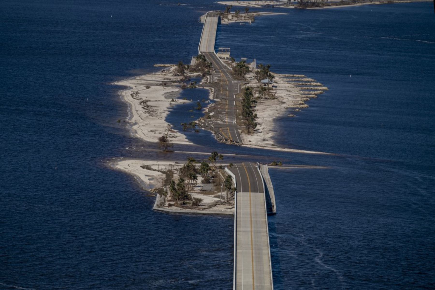 Una fotografía aérea muestra el Sanibel Causeway colapsado después del huracán Ian en Sanibel, Florida. Foto: AFP