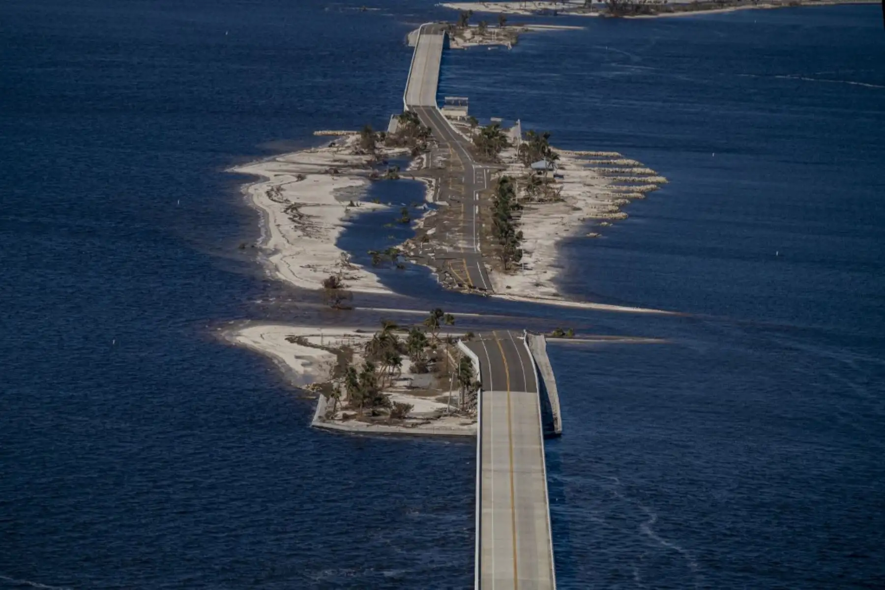 Una fotografía aérea muestra el Sanibel Causeway colapsado después del huracán Ian en Sanibel, Florida. Foto: AFP