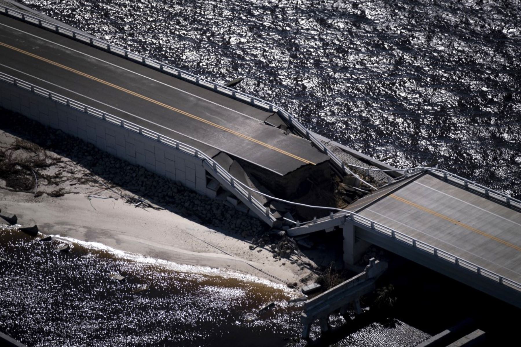 Una fotografía aérea muestra el Sanibel Causeway colapsado después del huracán Ian en Sanibel, Florida. Foto: AFP