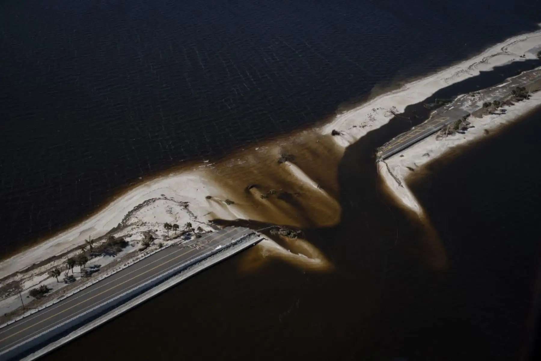 Una fotografía aérea muestra el Sanibel Causeway colapsado después del huracán Ian en Sanibel, Florida. Foto: AFP