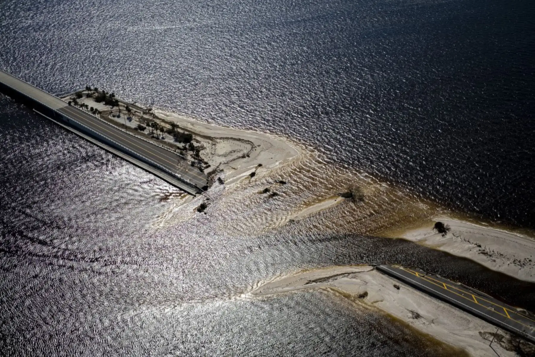 Una fotografía aérea muestra el Sanibel Causeway colapsado después del huracán Ian en Sanibel, Florida. Foto: AFP