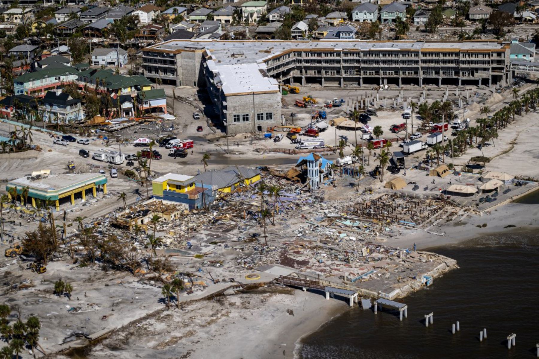 Una fotografía aérea muestra casas destruidas tras el paso del huracán Ian en Fort Myers Beach, Florida. Foto: AFP