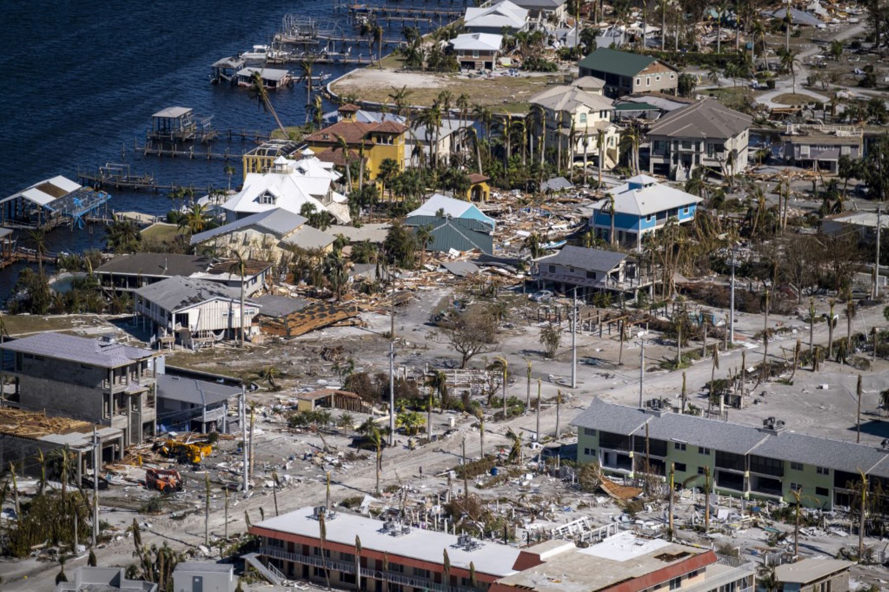 Una fotografía aérea muestra casas destruidas tras el paso del huracán Ian en Fort Myers Beach, Florida. Foto: AFP