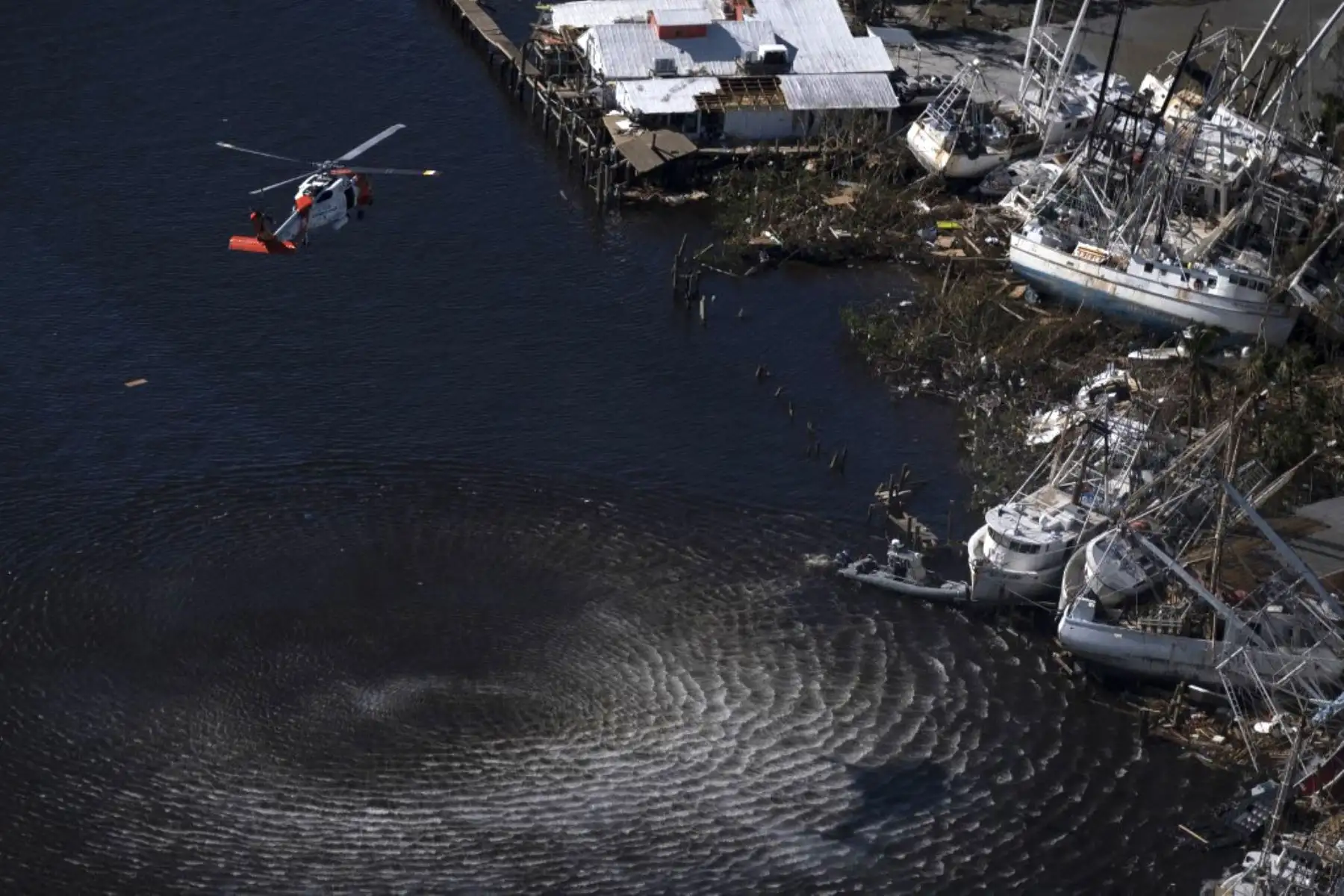 Una fotografía aérea muestra a un guardacostas de los EE. UU. Los meteorólogos esperan que el huracán Ian cause marejadas ciclónicas potencialmente mortales. Foto: AFP