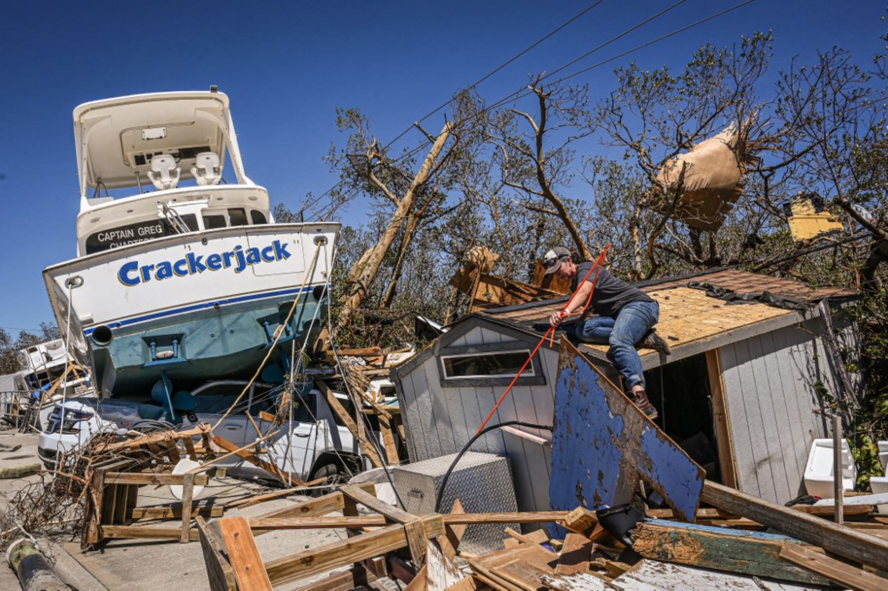La gente limpia los escombros después del huracán Ian en Fort Myers Beach, Florida. Foto: AFP