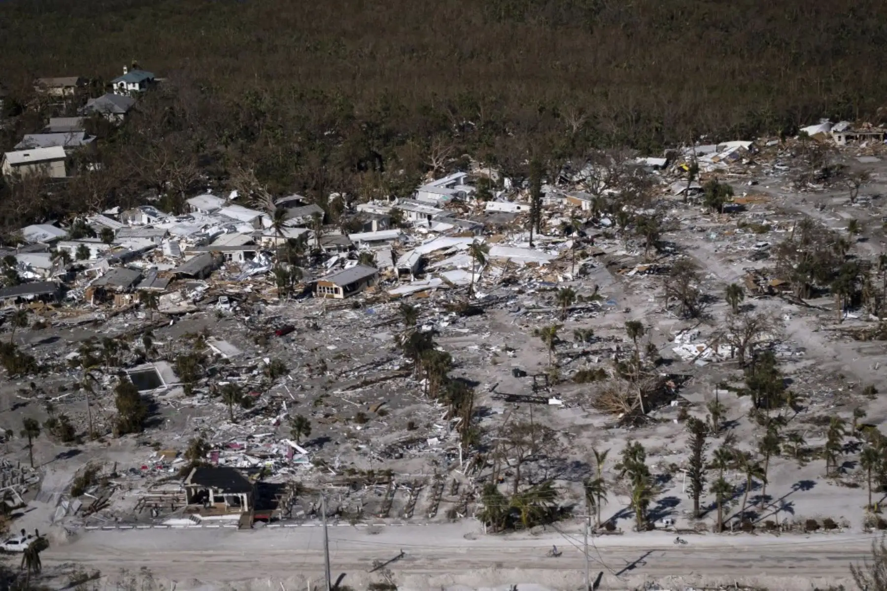 Una fotografía aérea muestra casas destruidas tras el paso del huracán Ian en Fort Myers Beach, Florida. Foto: AFP