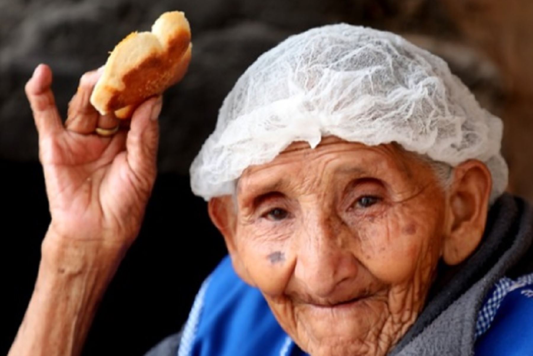 Para Reyna Cuadros Valer, usuaria de Pensión 65 en el distrito de Cotahuasi, Arequipa, hacer pan en más que un trabajo, es su vida, es la forma como creció y con la que sabe transmitir cariño y atención a su familia, sus vecinos, amigos y clientes.