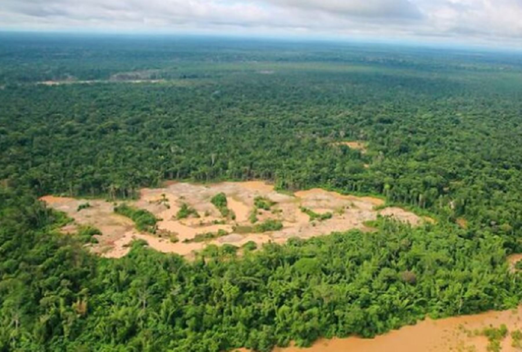 El ministro del Ambiente, Wilbert Rozas, manifestó que desde el Minam se reforzarán las estrategias sectoriales contra las actividades ilícitas que dañan las comunidades y los recursos naturales de nuestra Amazonía como son, principalmente, la minería y la tala ilegales.