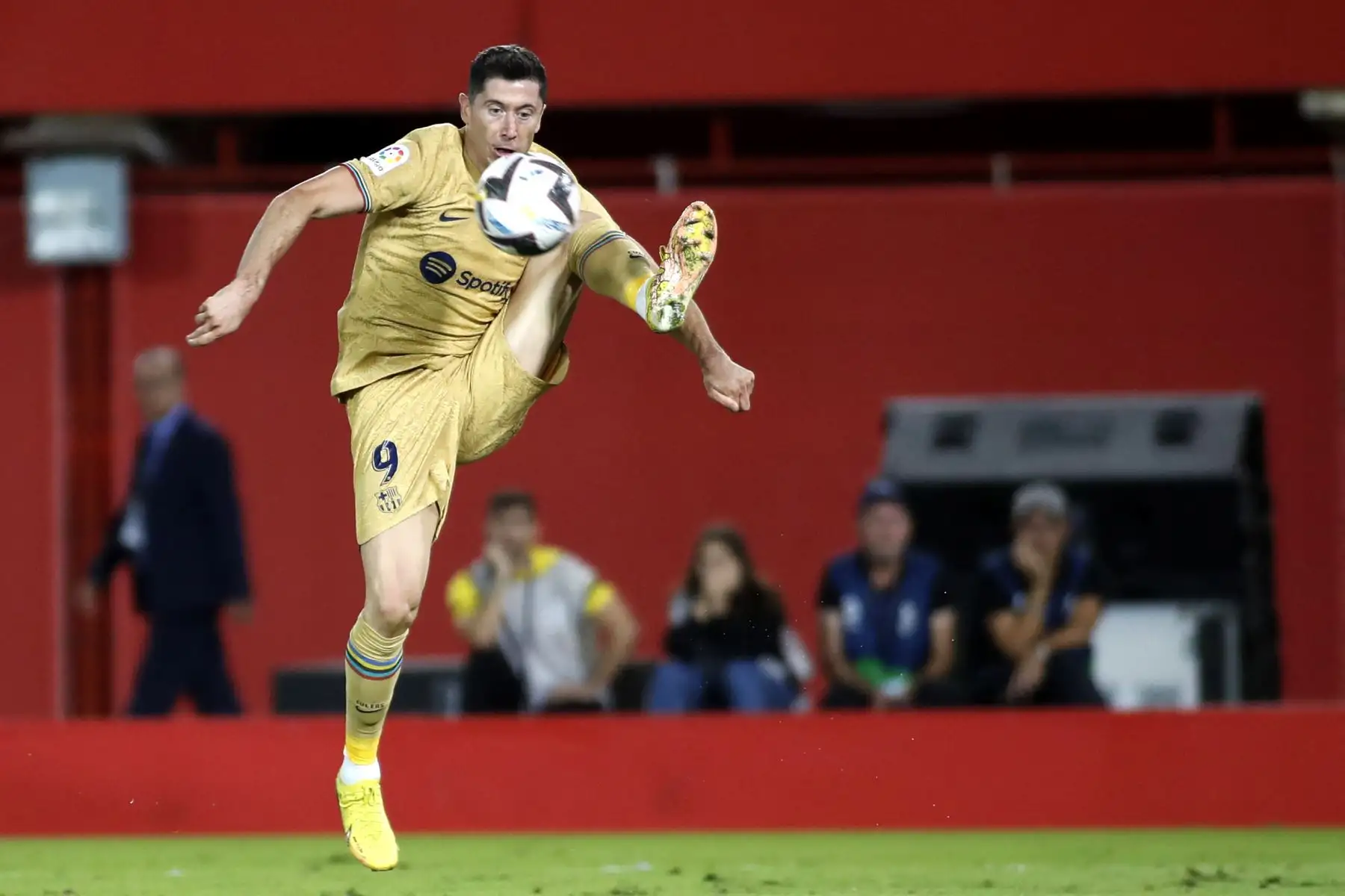 El delantero polaco del Barcelona, ​​Robert Lewandowski, controla el balón durante el partido de la Liga española. Foto: AFP