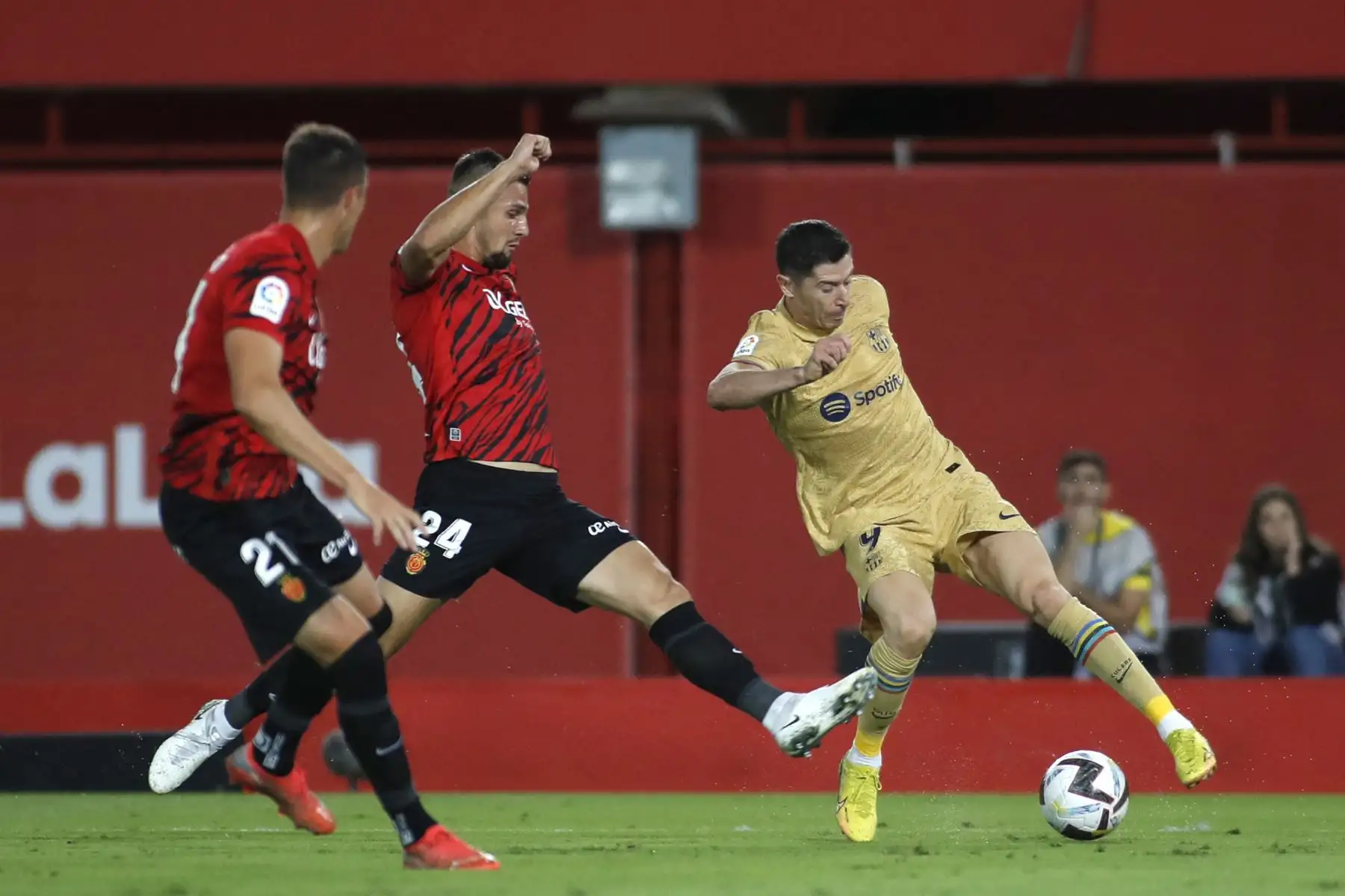El delantero polaco del Barcelona, ​​Robert Lewandowski, se enfrenta al defensa eslovaco del Mallorca, Martin Valjent, durante el partido de la Liga española, en el Estadio de Son Moix, en Palma. Foto: AFP