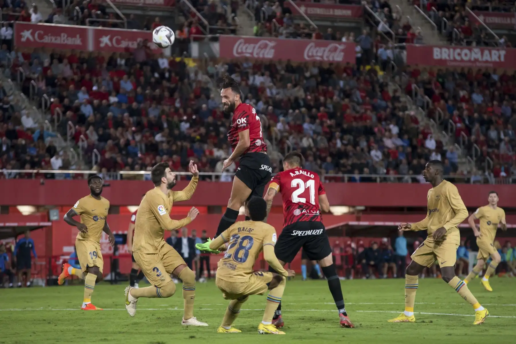 El delantero del Mallorca Vedat Muriqi y el defensa del Barcelona Gerard Piqué en acción durante el partido de la jornada 7 de LaLiga, en Son Moix, en Palma. Foto: EFE