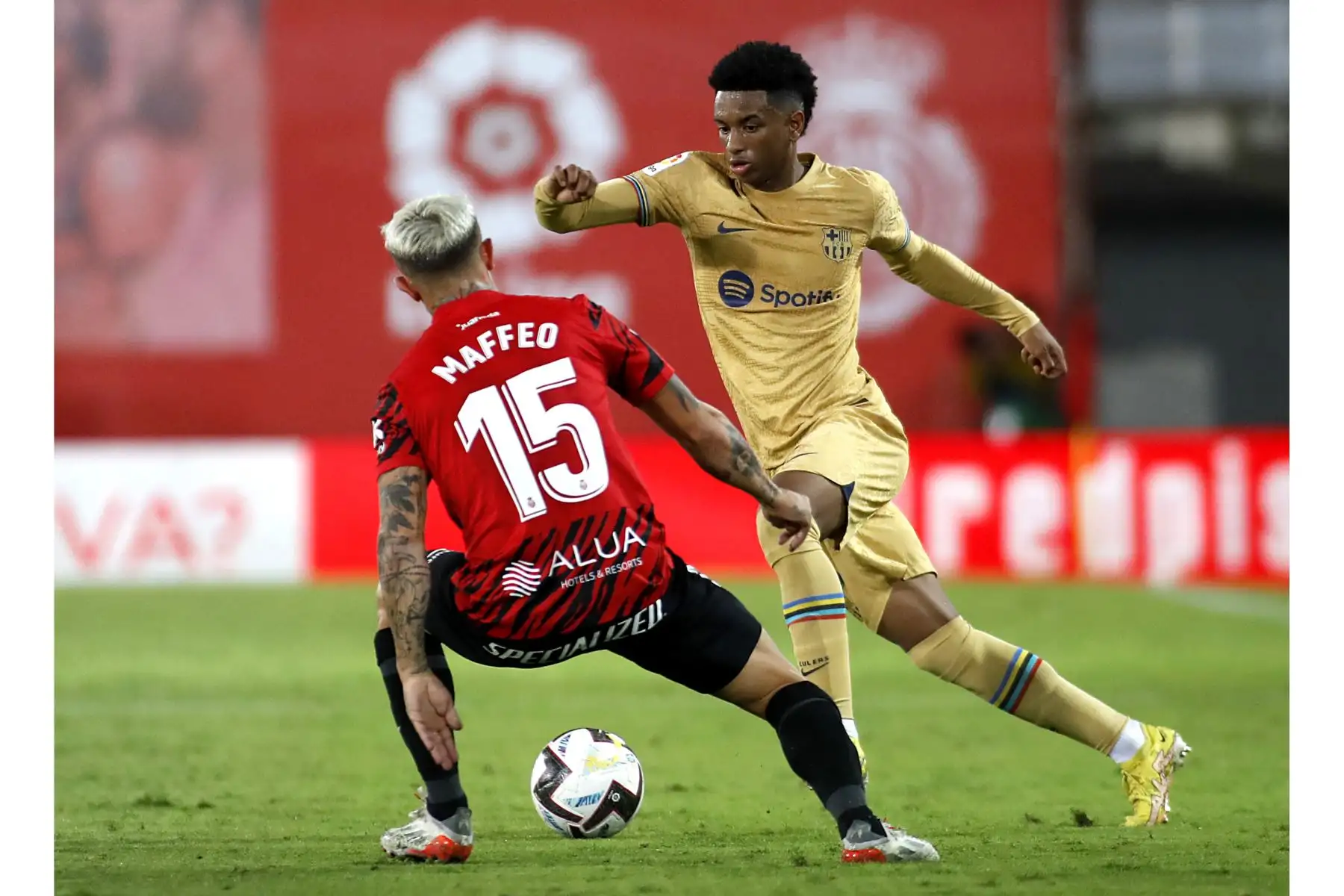 El defensa español del Barcelona, Alejandro Balde, compite con el defensor español del Mallorca, Pablo Maffeo, durante el partido de la Liga española. Foto: AFP