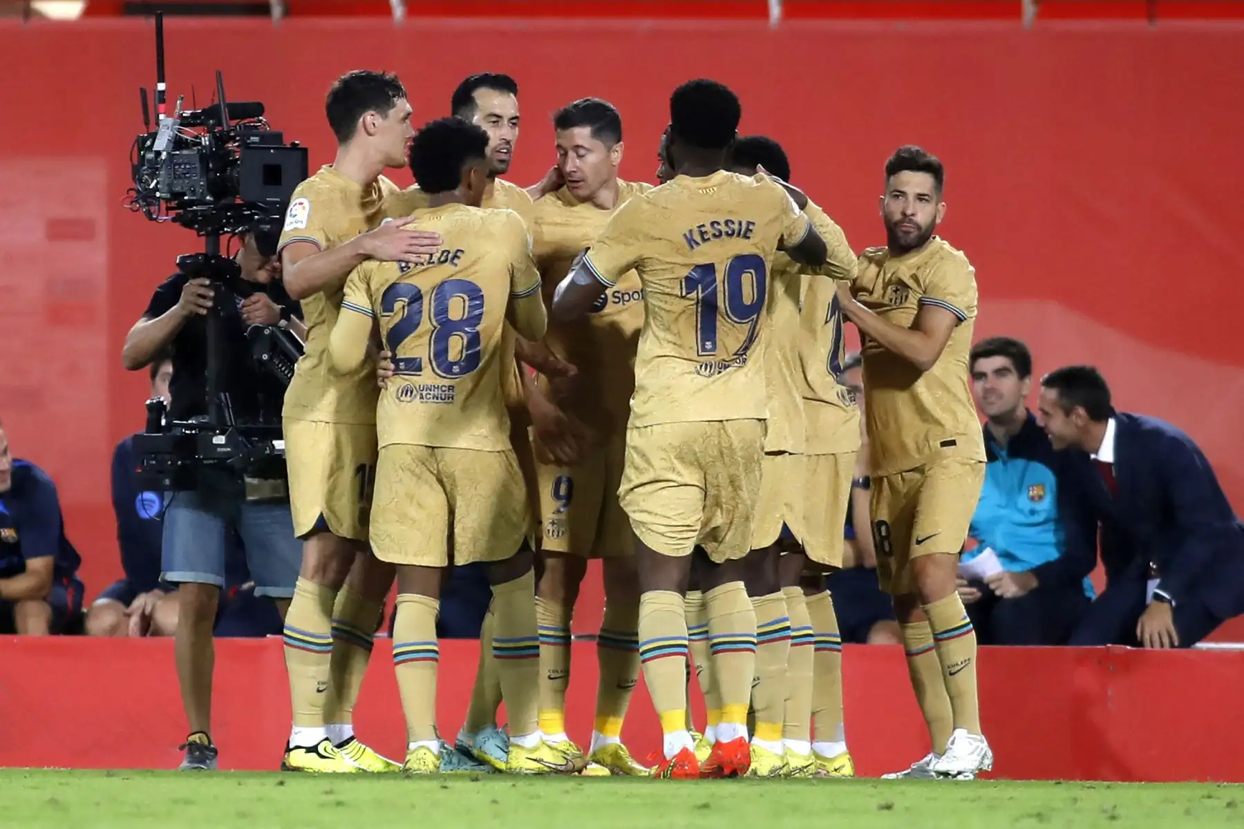 El delantero polaco del Barcelona, ​​Robert Lewandowski, celebra con sus compañeros el primer gol de su equipo durante el partido de la Liga española. Foto: AFP