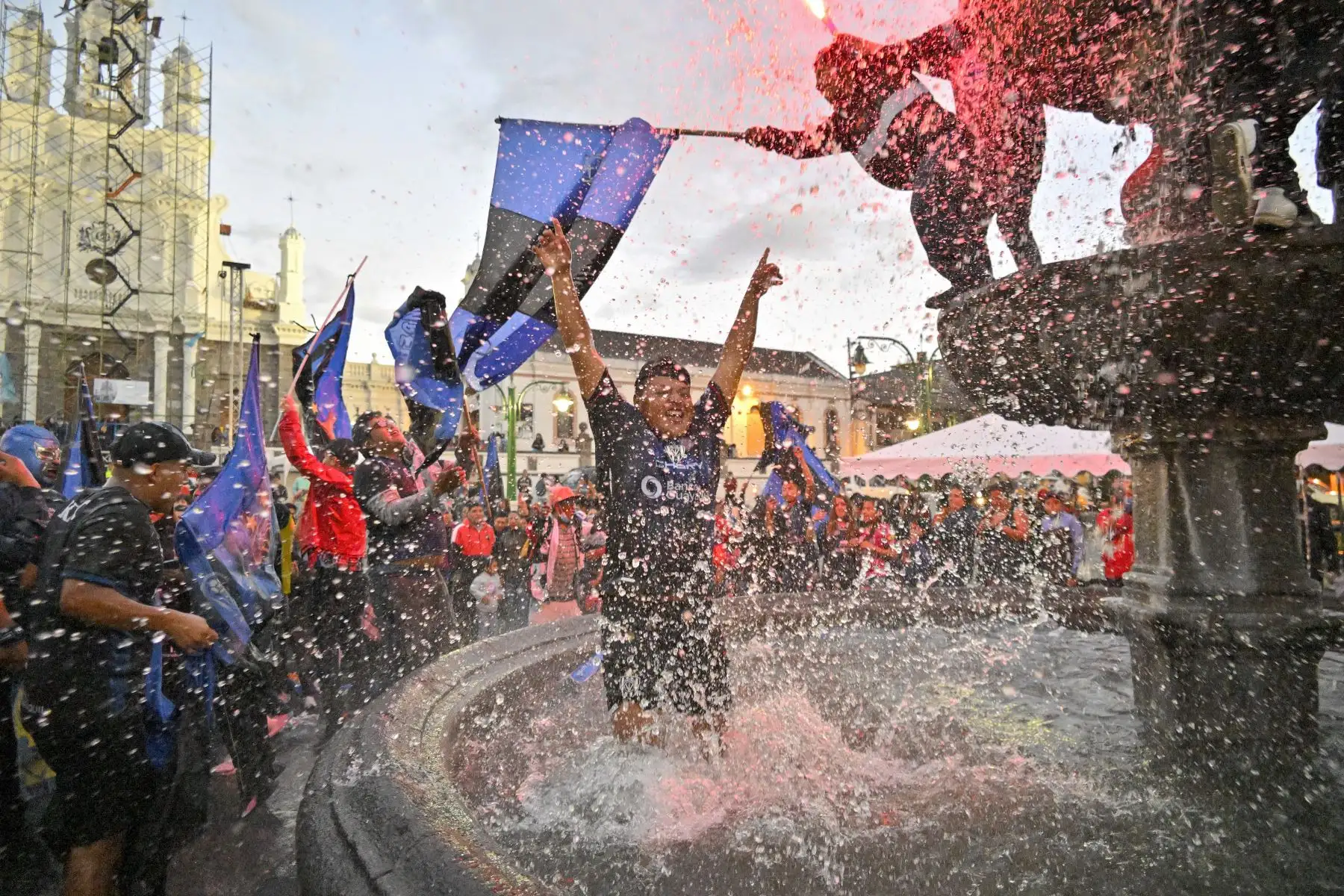Los fanáticos de Independiente del Valle celebran después de ganar el partido final de la Copa Sudamericana ante Sao Paulo, en Sangolquí, Ecuador. Foto: AFP