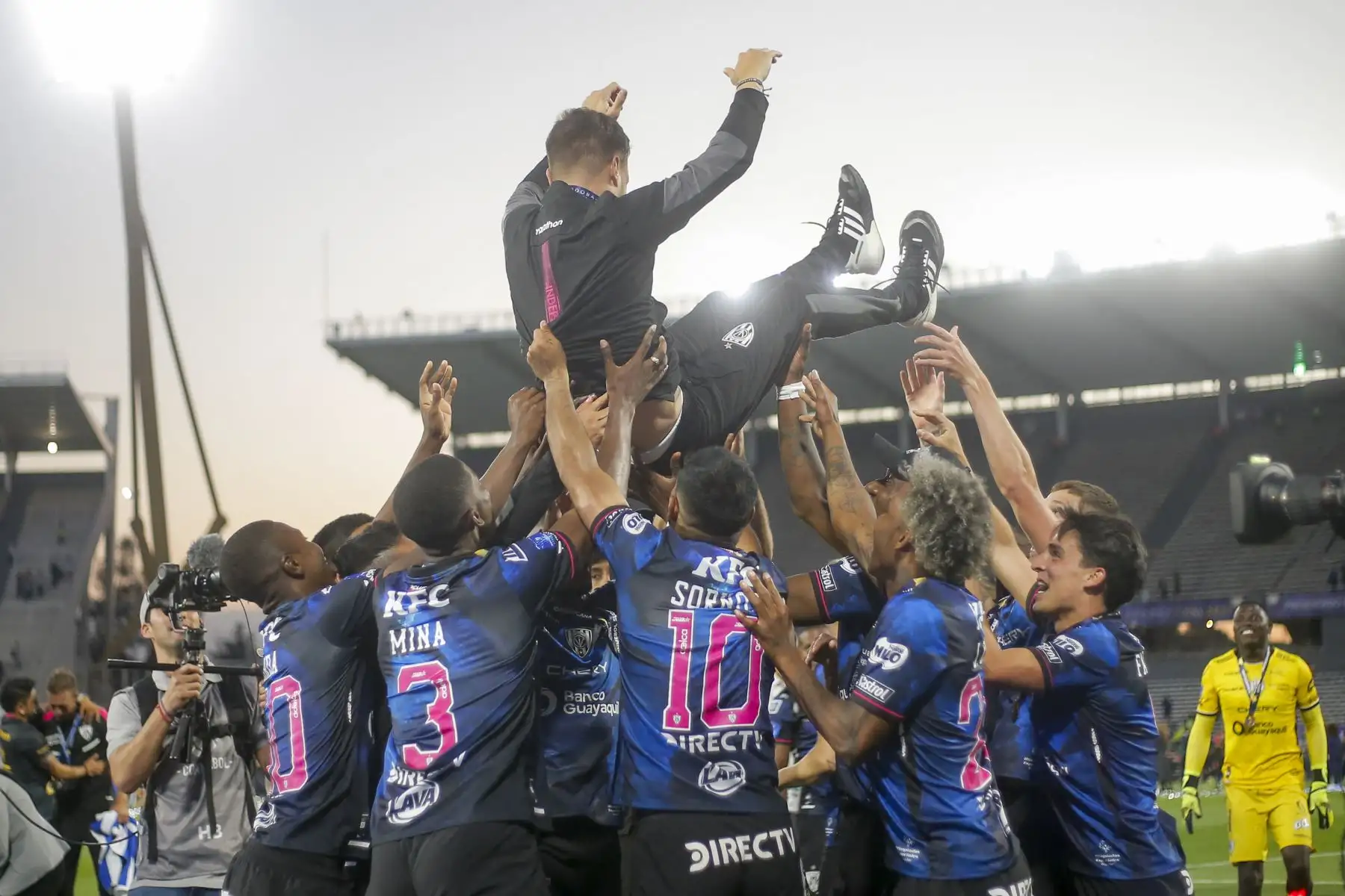 Los jugadores de Independiente del Valle celebran con su entrenador, el argentino Martín Anselmi, luego de derrotar a Sao Paulo durante el partido final de la Copa Sudamericana. Foto: AFP