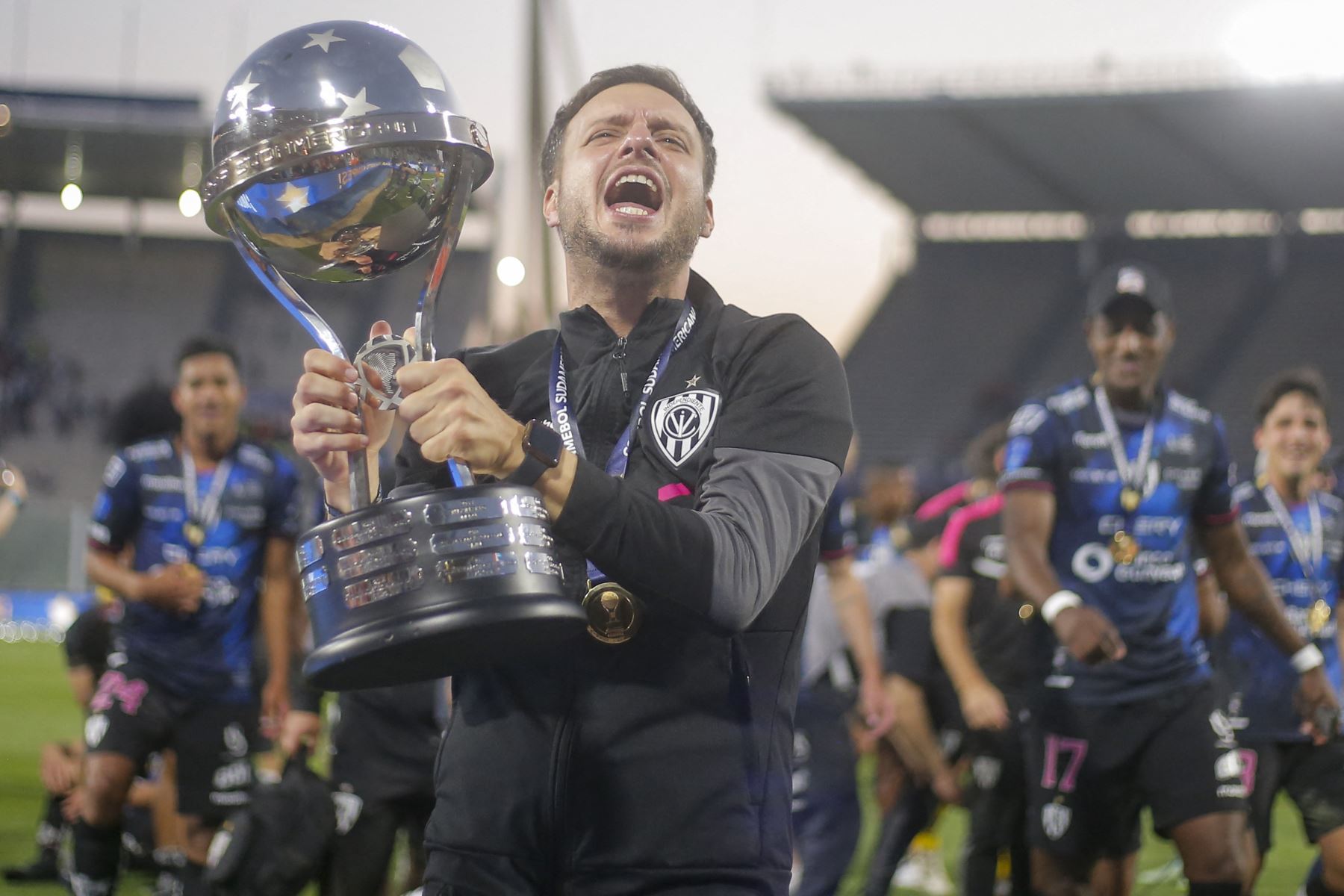 El entrenador argentino de Independiente del Valle, Martín Anselmi, celebra con el trofeo después de derrotar a Sao Paulo durante la final de la Copa Sudamericana, en el estadio Mario Alberto Kempes. Foto: AFP