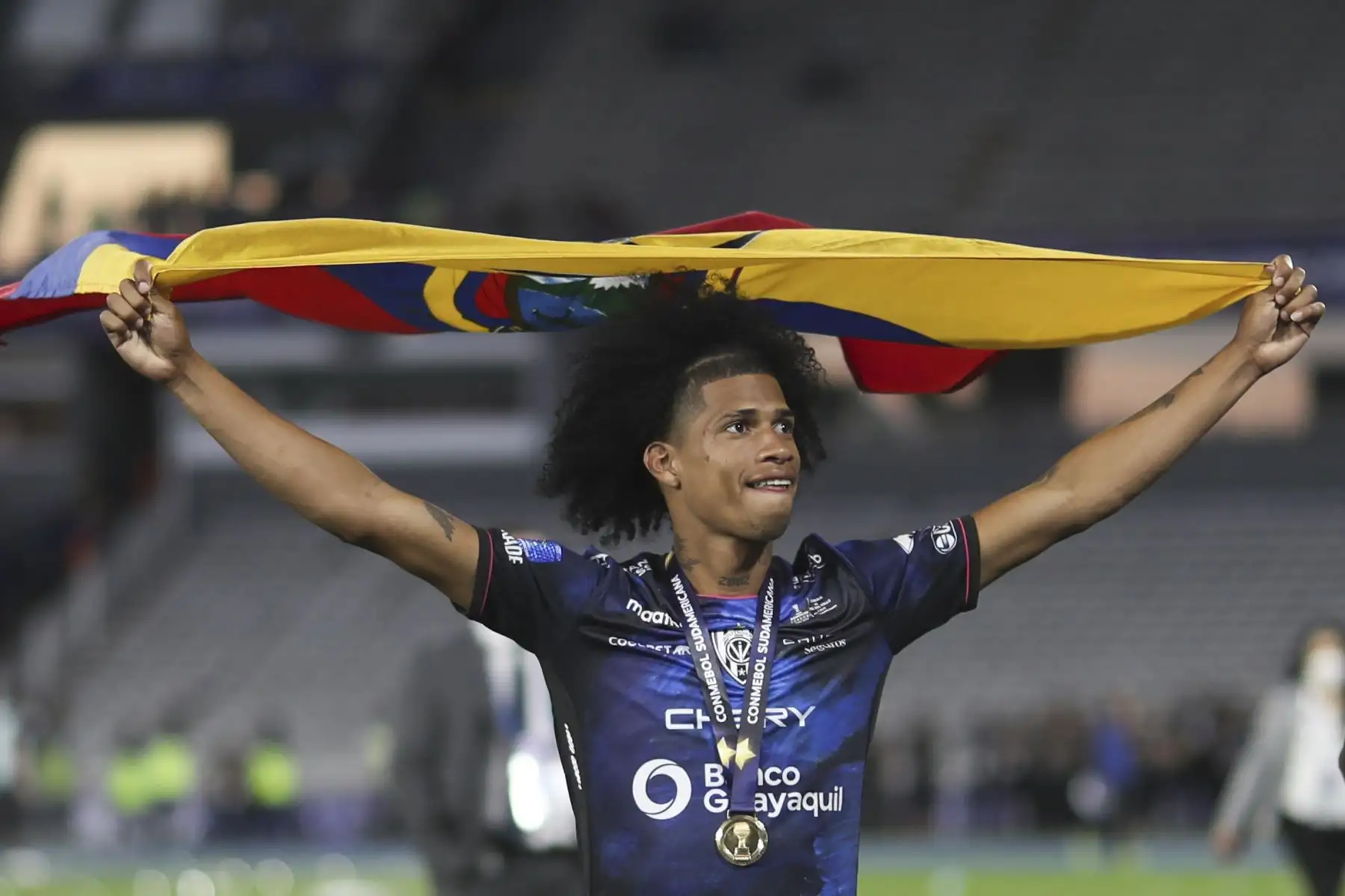 Marco Angulo de Independiente del Valle celebra con una bandera tras ganar la final de la Copa Sudamericana ante Sao Paulo, en el estadio Mario Alberto Kempes, en Córdoba, Argentina. Foto: EFE