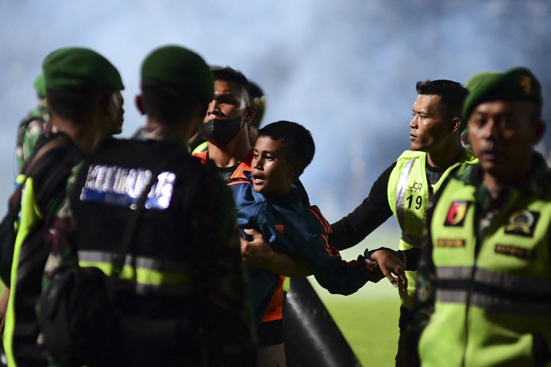 Al menos 129 muertos y más de 200 heridos tras enfrentamientos después de un partido fútbol en Indonesia. Fanáticos del los clubes Persebaya Surabaya y el Arema FC protagonizaron una batalla campal, en el estadio de la ciudad de Malang en Java Oriental. Foto: AFP