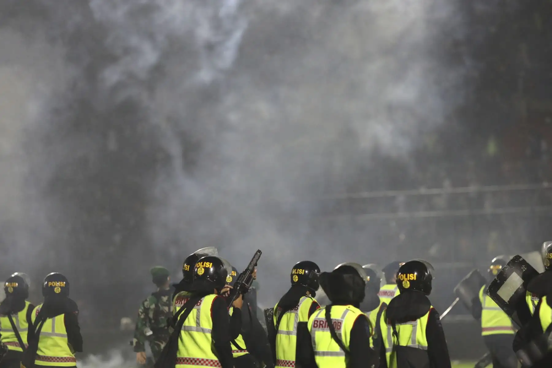 Al menos 129 muertos y más de 200 heridos tras enfrentamientos después de un partido fútbol en Indonesia. Fanáticos del los clubes Persebaya Surabaya y el Arema FC protagonizaron una batalla campal, en el estadio de la ciudad de Malang en Java Oriental. Foto: EFE