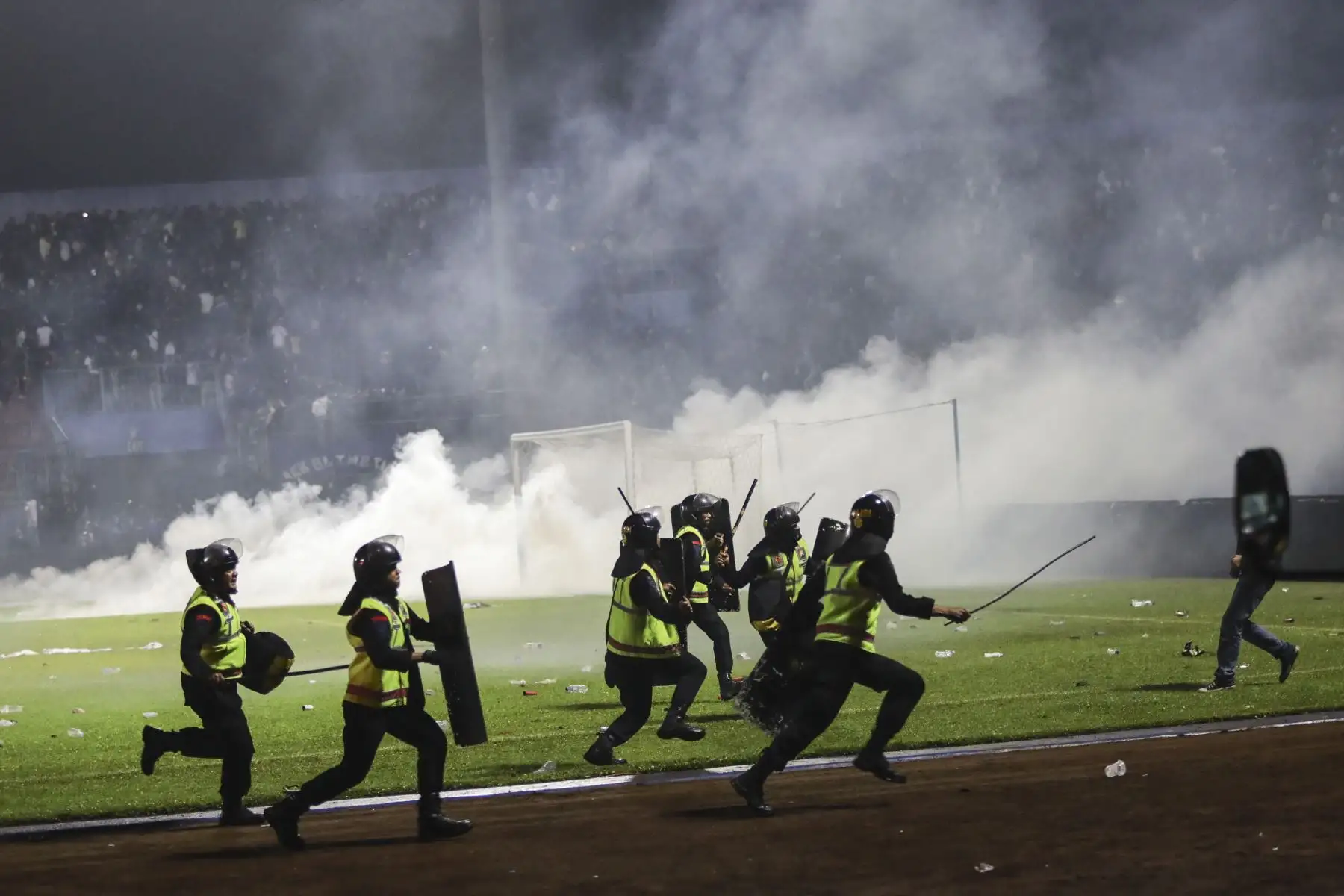 Al menos 129 muertos y más de 200 heridos tras enfrentamientos después de un partido fútbol en Indonesia. Fanáticos del los clubes Persebaya Surabaya y el Arema FC protagonizaron una batalla campal, en el estadio de la ciudad de Malang en Java Oriental. Foto: EFE