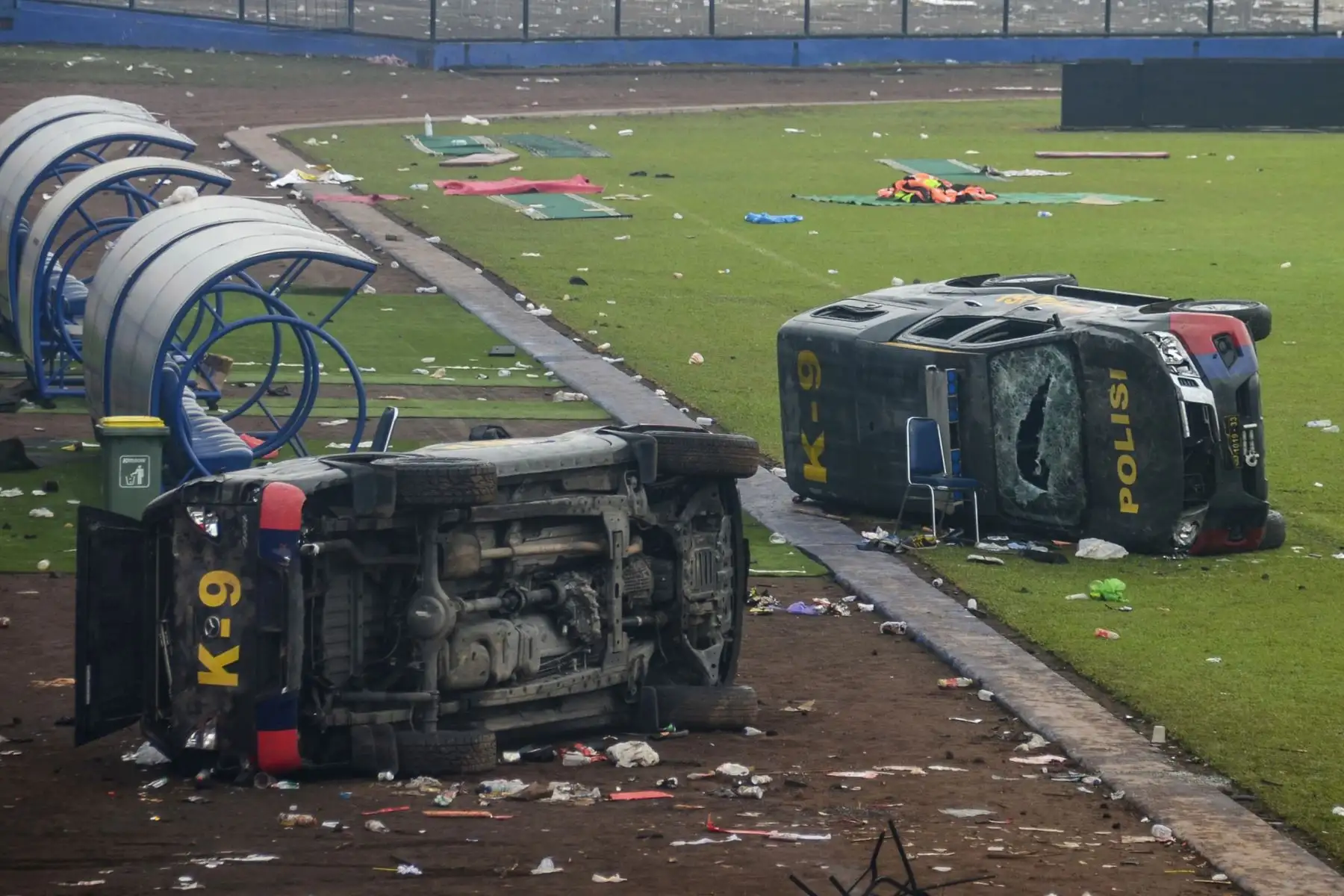 Al menos 129 muertos y más de 200 heridos tras enfrentamientos después de un partido fútbol en Indonesia. Fanáticos del los clubes Persebaya Surabaya y el Arema FC protagonizaron una batalla campal, en el estadio de la ciudad de Malang en Java Oriental. Foto: EFE
